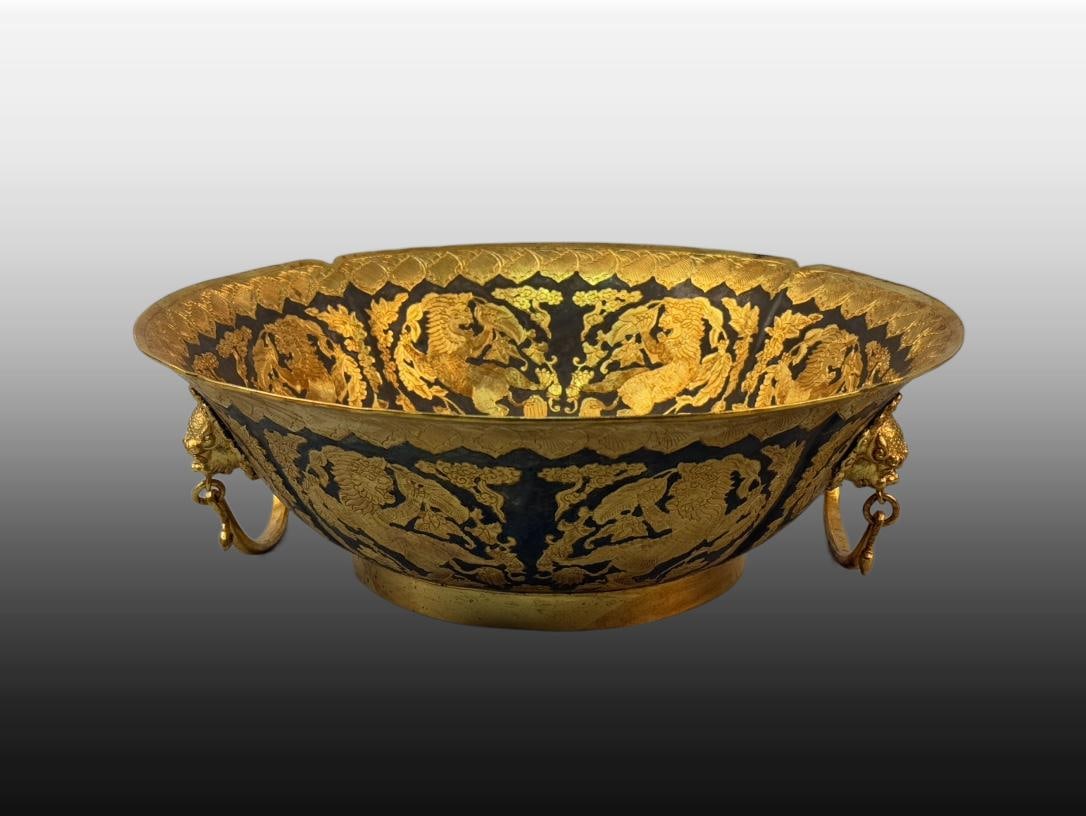 A Exquisite Gilt Bronze Lion Pattern Double-Ears Basin: A Exquisite Gilt Bronze Lion Pattern Double-Ears Basin,Qing Dynasty, China,Size:13inx4.3in ,Weight:2460g