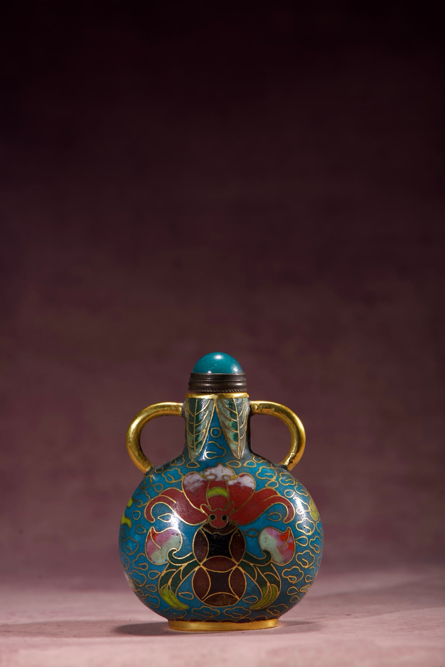 A Exquisite Cloisonne Bat Pattern Snuff Bottle: A Exquisite Cloisonne Bat Pattern Snuff Bottle,Qing Dynasty, China,Qianlong Four-character Mark,Size:2.9inx2.2inx1.5in,Weight:75g