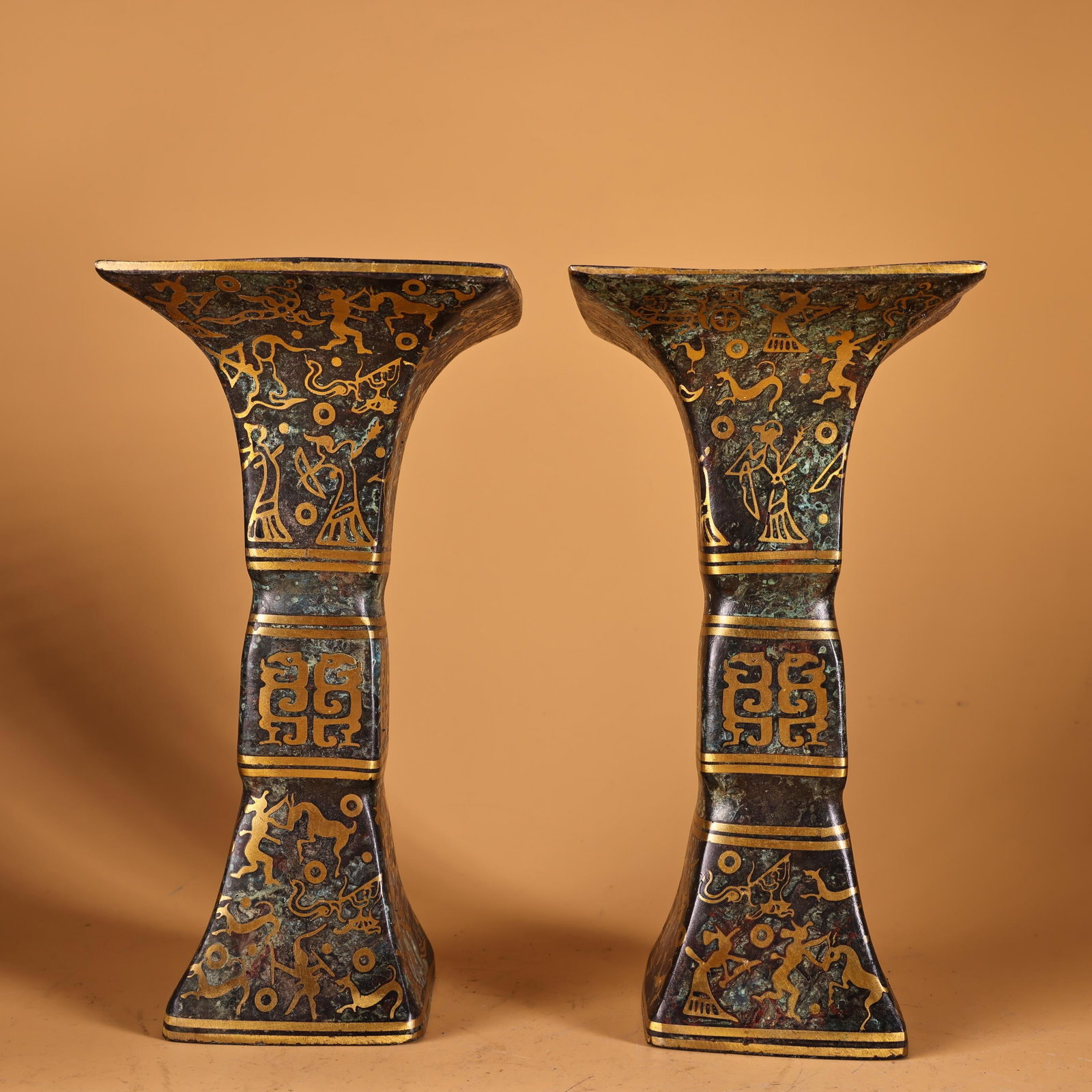 A pair of Exquisite Gold-inlaid Bronze Dragon Pattern Vase: A pair of Exquisite Gold-inlaid Bronze Dragon Pattern Vase,Han Dynasty, China,Size:8.7inx4.5in,Weigh:950g