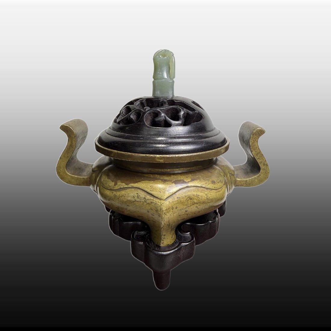 A Exquisite Coppery Double Ears Censer: A Exquisite Coppery Double Ears Censer,Ming Dynasty, China,Xuande Six-character Mark,Size:3.1inx2.2in ,Weight:500g 铜造双耳炉,中国明代,宣
