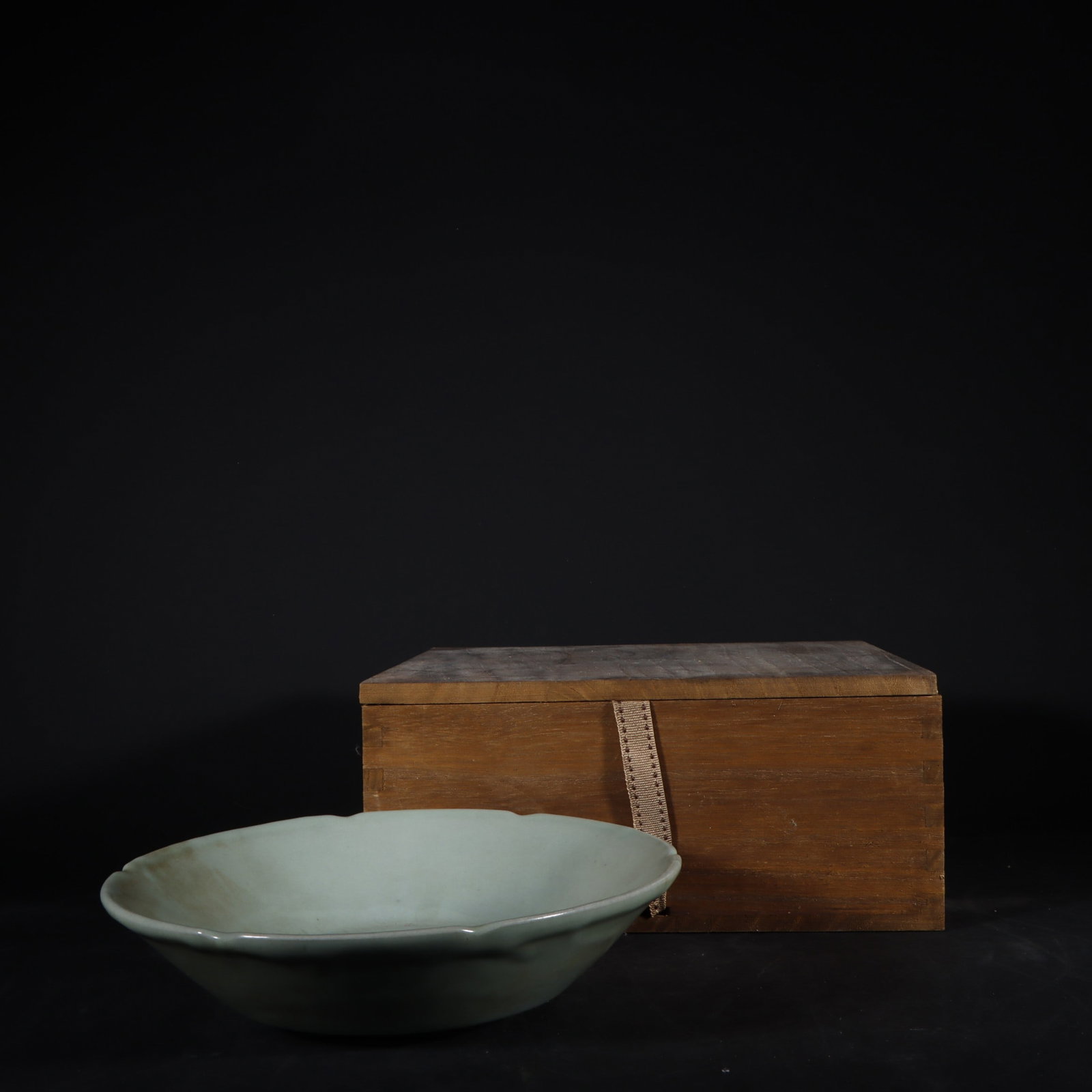 A Exquisite Guan Kiln Celadon Glazed Sunflower Rim Plate: A Exquisite Guan Kiln Celadon Glazed Sunflower Rim Plate,Song Dynasty, China,Size:1.7inx7.9in 官窑粉青釉葵口盘,中国宋代