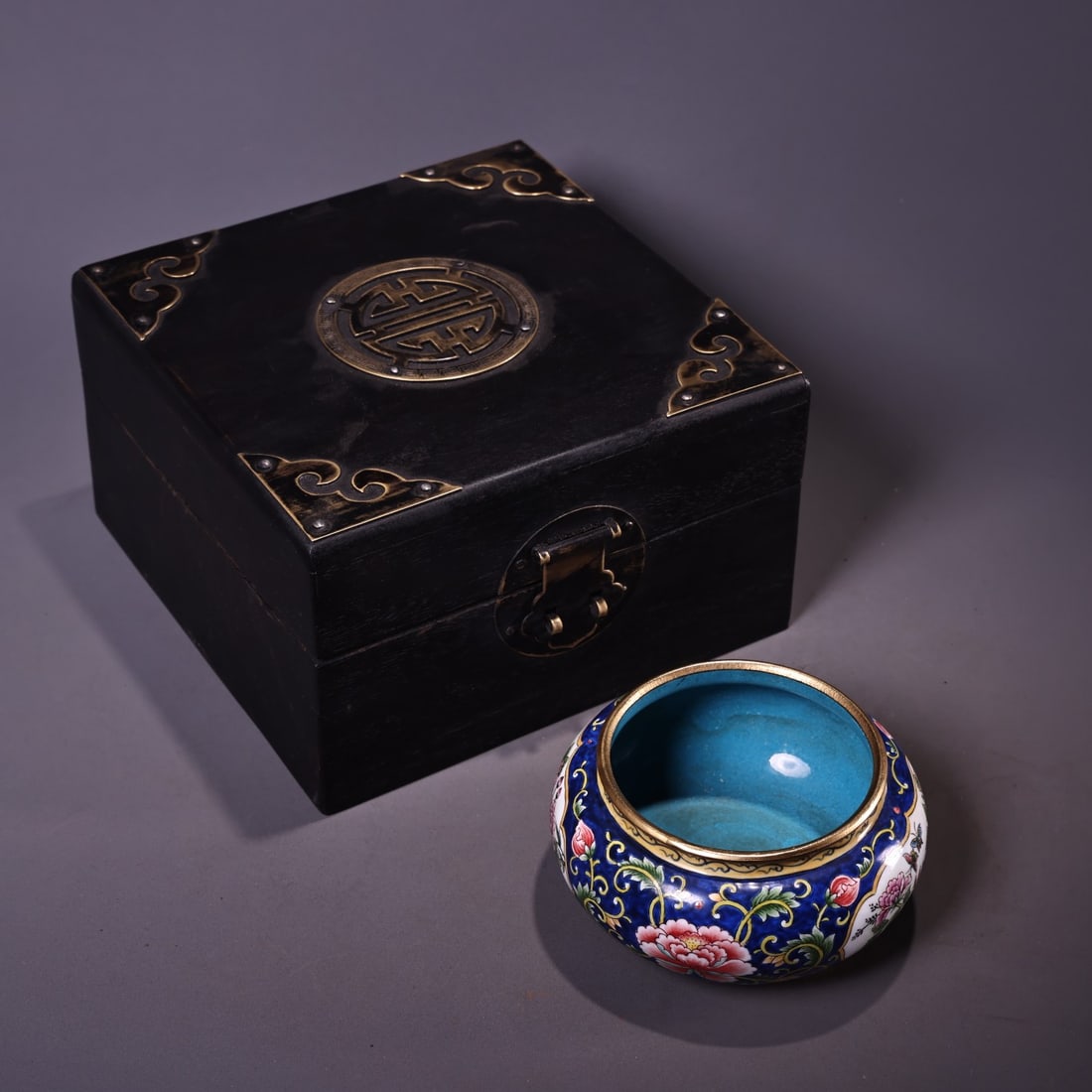 A Exquisite Bronze Enamel Flower Pattern Brush Washer: A Exquisite Bronze Enamel Flower Pattern Brush Washer,Qing Dynasty, China,Qianlong Four-character Mark,Size:3.7inx6.1in(Box),4.3inx2.4in,Weigh:244g 铜造珐琅彩花