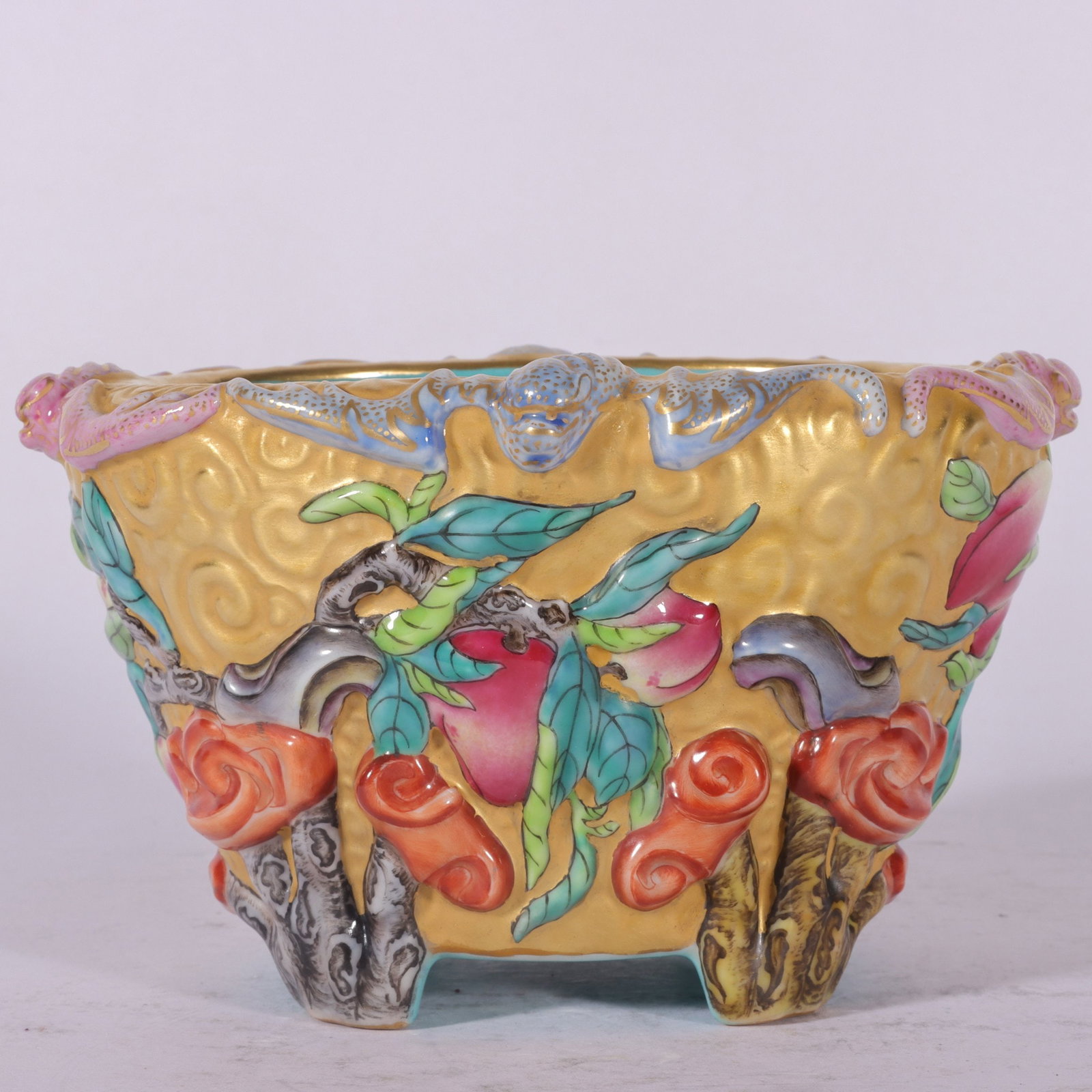 A Exquisite Enamel Carved Gold Ground Peach Pattern Brush Washer: A Exquisite Enamel Carved Gold Ground Peach Pattern Brush Washer,Qing Dynasty, China,Qianlong Four-character Mark,Size:3.1inx5.4inx3.3in