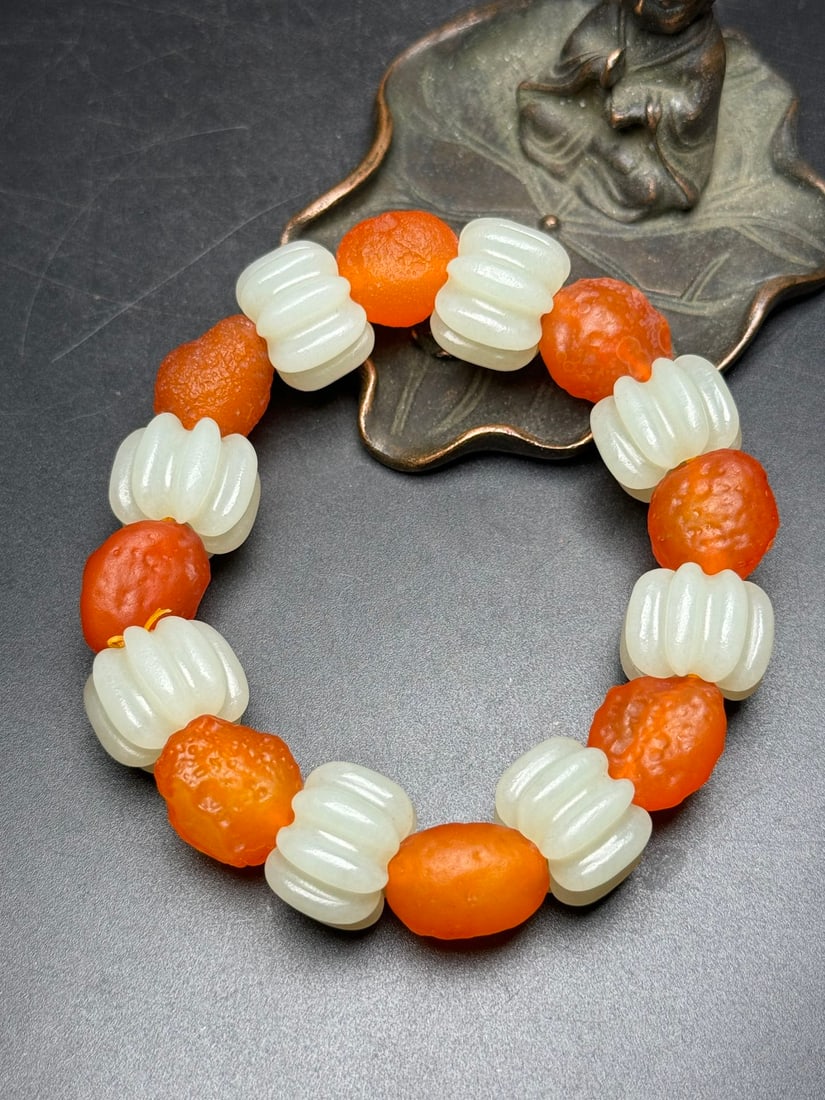 A Exquisite Hotan Jade Bracelets: A Exquisite Hotan Jade Bracelets,Qing Dynasty, China,Size:0.7inx0.5in ,Weight:84g 和田玉手串,中国清代