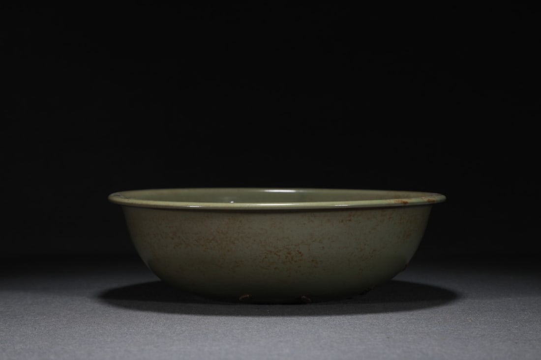 A Exquisite Yue Kiln Celadon Glazed Plate: A Exquisite Yue Kiln Celadon Glazed Plate,Five Dynasties,Size:2.6inx8.9in 越窑青瓷盘,五代
