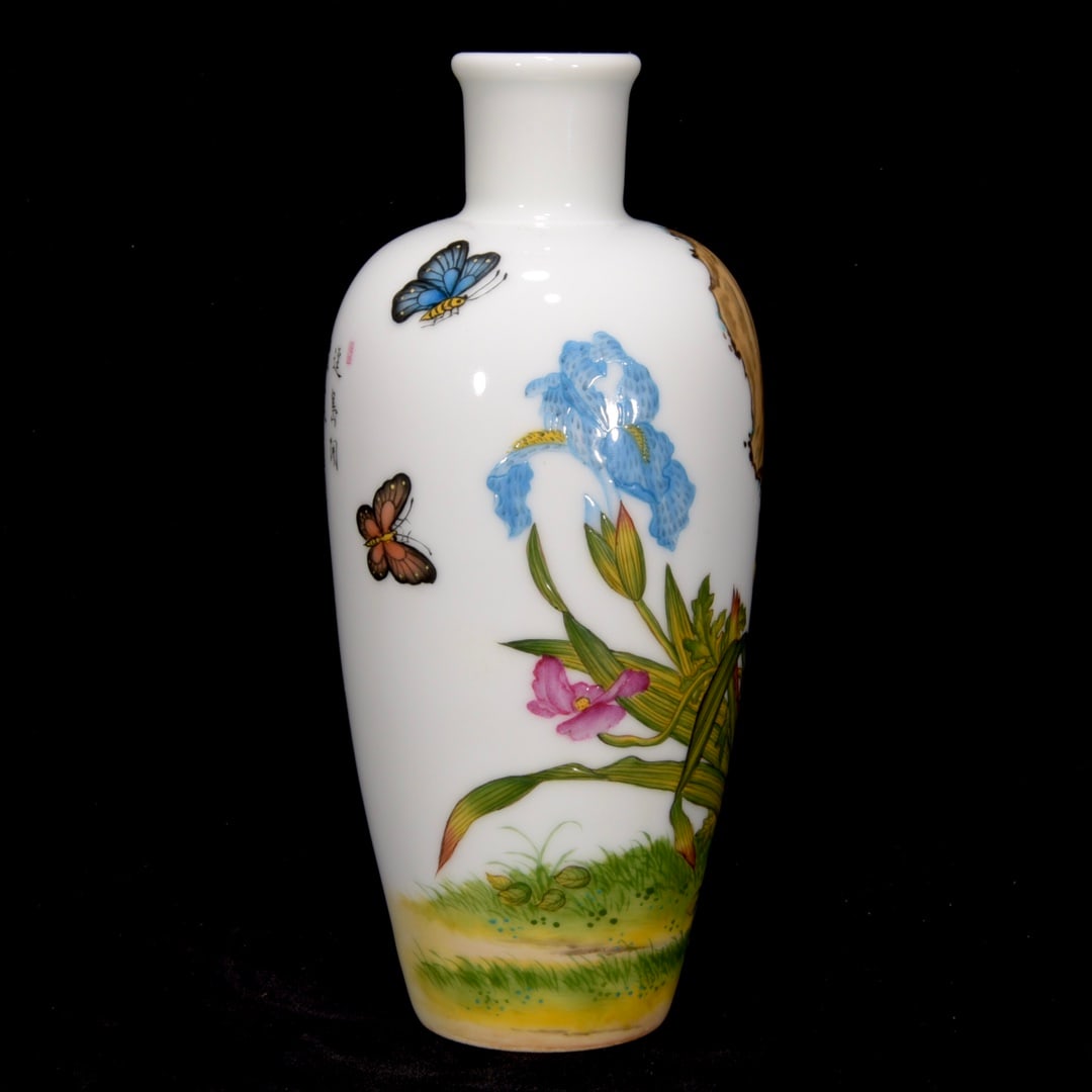 A Exquisite Enamel Flower and Butterfly Pattern Vase: A Exquisite Enamel Flower and Butterfly Pattern Vase,Qing Dynasty, China,Yongzheng Four-character Mark,Size:6.5inx3.1in