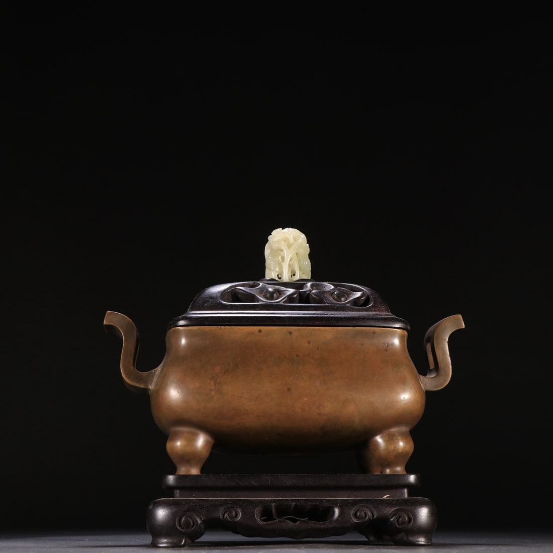 A Exquisite Coppery Double Ears Censer: A Exquisite Coppery Double Ears Censer,Ming Dynasty, China,With Mark,Size:6.7inx7.5in ,Weight:1940.7g 铜造双耳炉,中国明代,带款