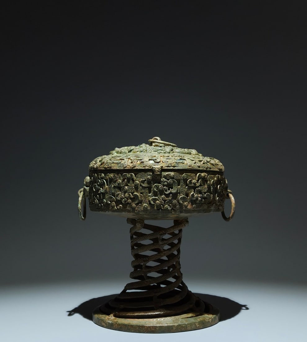 A Exquisite Bronze Coiled Dragon Pattern Jar: A Exquisite Bronze Coiled Dragon Pattern Jar,Han Dynasty, China,Size:9.8inx7.5in ??????,????