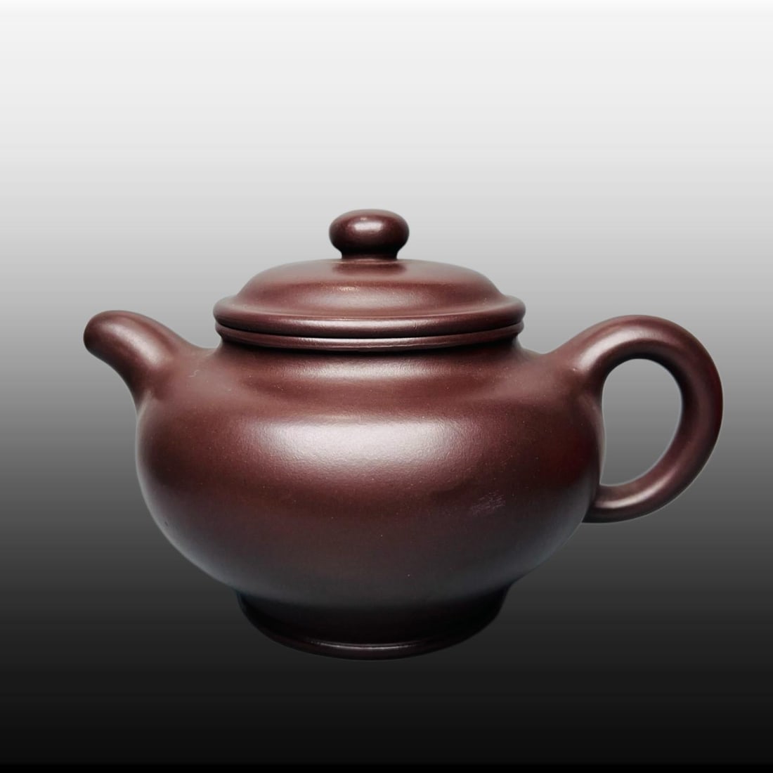 A Exquisite Purple Sands Round Teapot: A Exquisite Purple Sands Round Teapot,Republic of China,Size:4.7inx5.9in 紫砂圆壶,民国