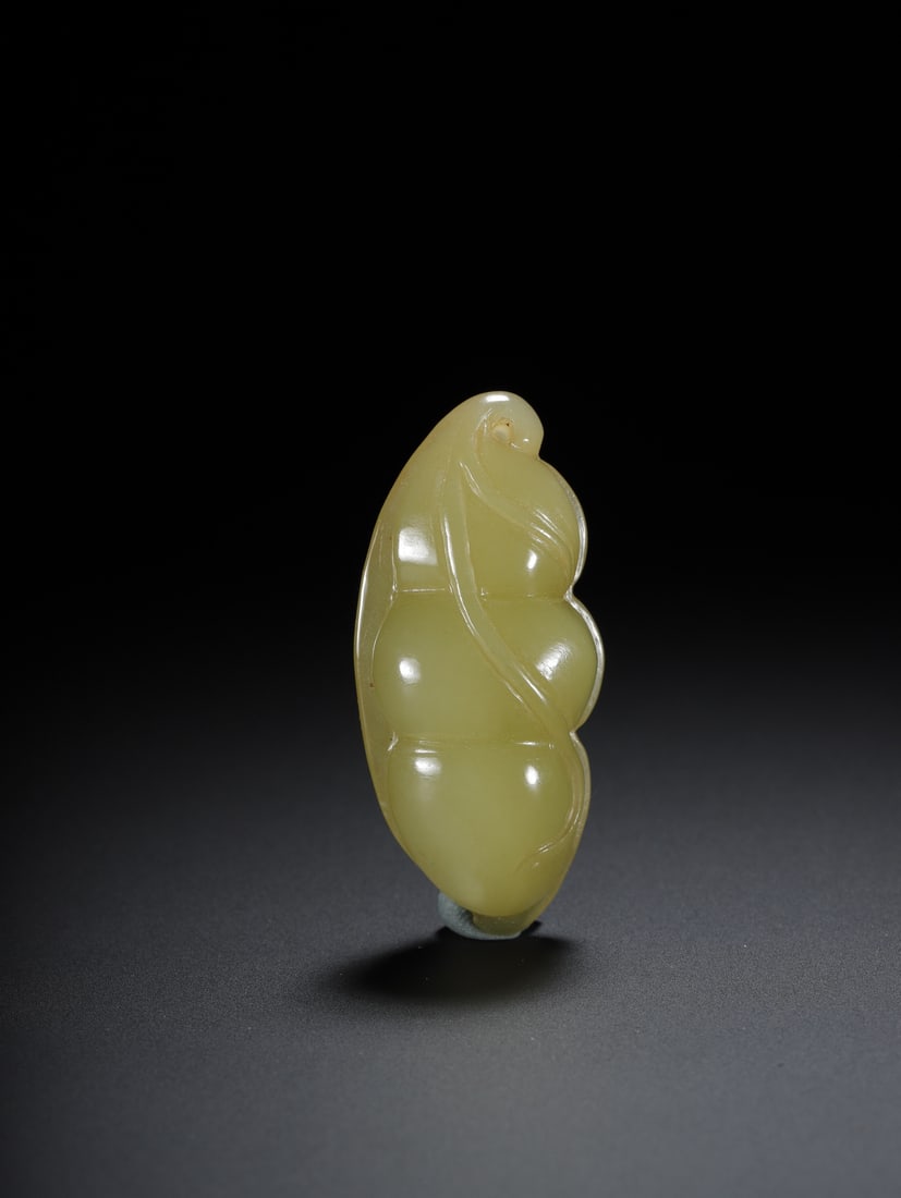 A Exquisite Hotan Yellow Jade Bean Pod Pendant: A Exquisite Hotan Yellow Jade Bean Pod Pendant,Qing Dynasty, China,Size:2.1inx1inx0.8in,Weight:29.3g 和田黄玉豆荚吊坠,中国清代