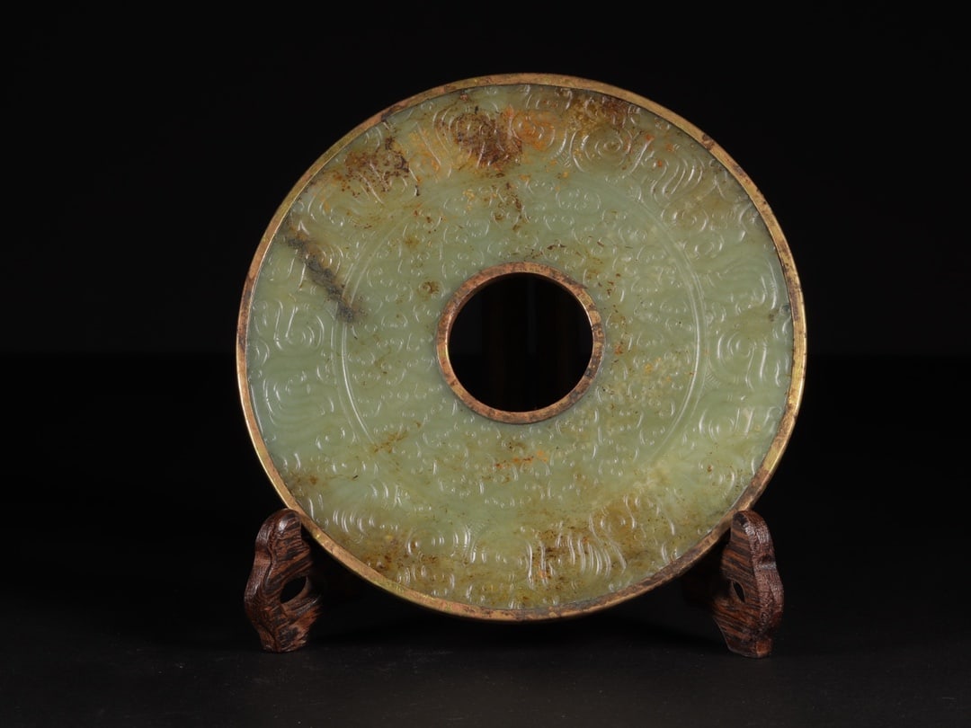 A Exquisite Hotan Jade Gold-filled Bi: A Exquisite Hotan Jade Gold-filled Bi,Han Dynasty, China,Size:6.4inx0.2in,Weight:258g 和田玉包金玉璧,中国汉代