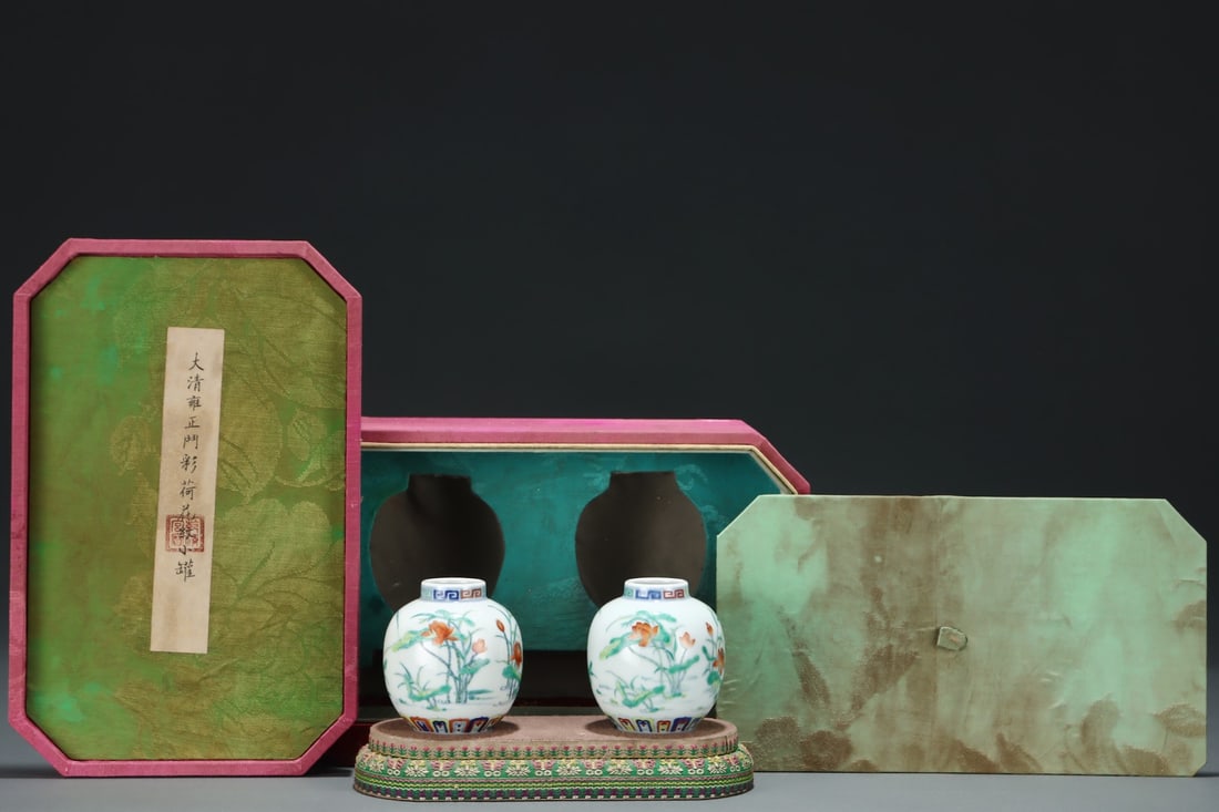 A pair of Exquisite Doucai Lotus Pattern Jar: A pair of Exquisite Doucai Lotus Pattern Jar,Qing Dynasty, China,Yongzheng Six-character Mark,Size:3.1inx2.8in 一对斗彩荷花纹罐,中国清