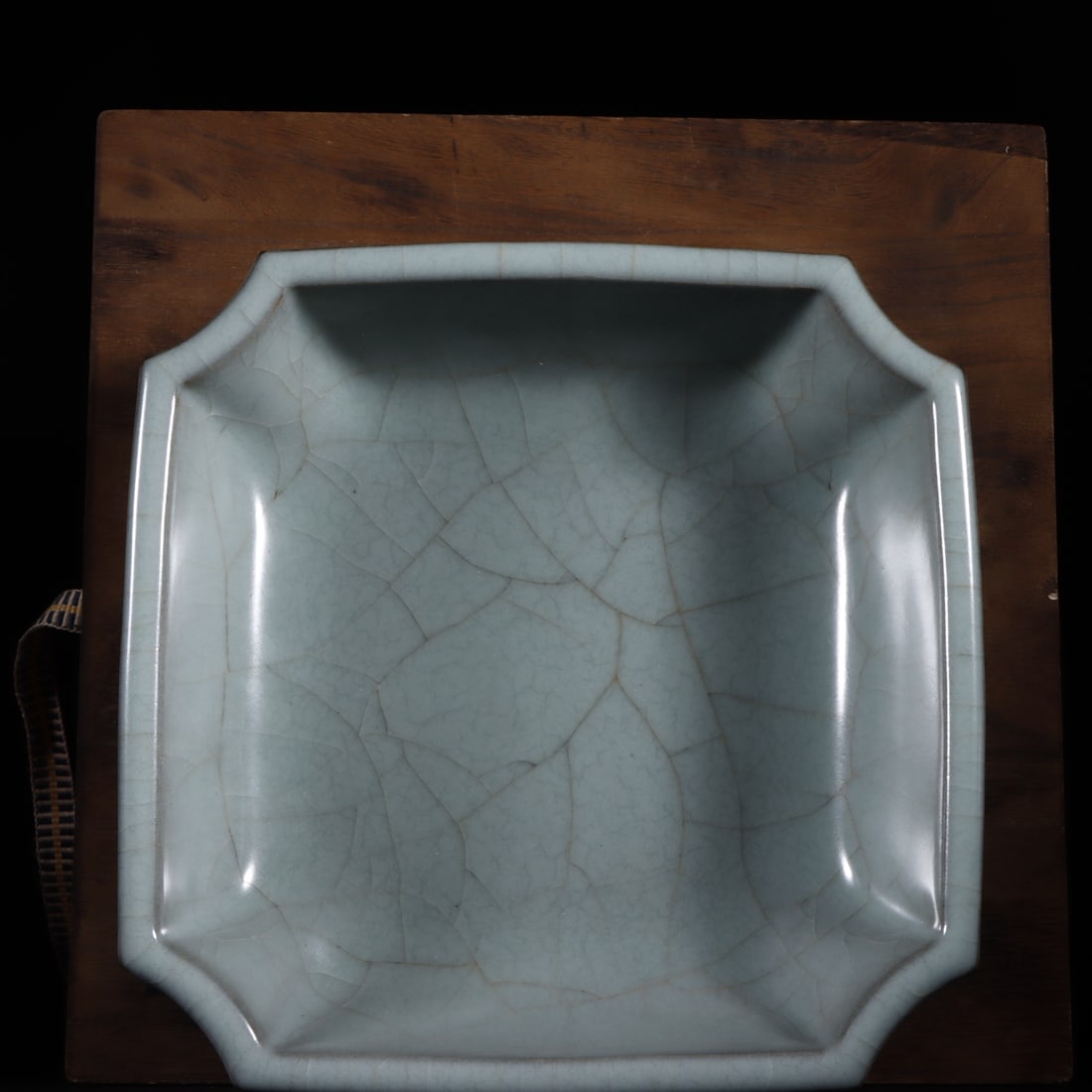 A Exquisite Guan Kiln Celadon Glazed Plate: A Exquisite Guan Kiln Celadon Glazed Plate,Song Dynasty, China,Size:2.4inx8.5in 官窑青釉盘,中国宋代