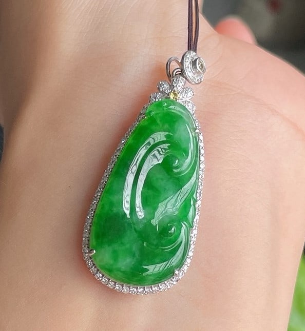 A Exquisite Diamond Inlaid Jadeite Ruyi Pendant: A Exquisite Diamond Inlaid Jadeite Ruyi Pendant,Size:1.6inx0.7inx0.3in,1.1inx0.6inx0.1in 钻石镶辣阳绿如意吊坠