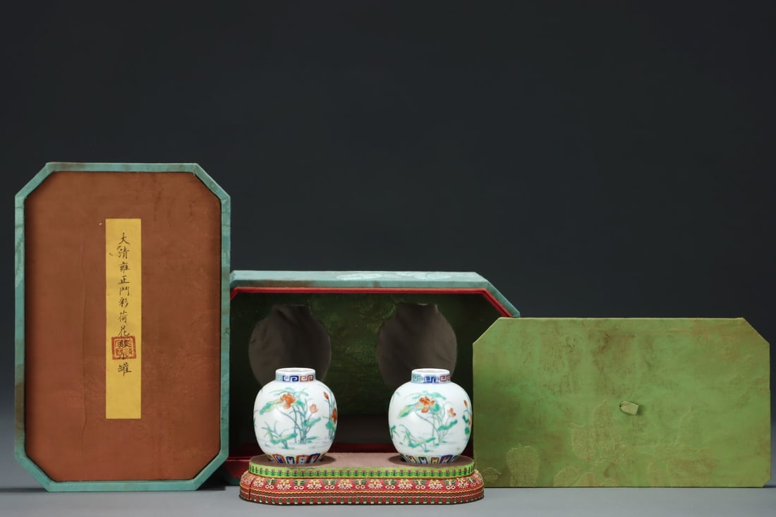 A pair of Exquisite Doucai Lotus Pattern Jar: A pair of Exquisite Doucai Lotus Pattern Jar,Qing Dynasty, China,Yongzheng Six-character Mark,Size:3.2inx2.8in 一对斗彩荷花纹罐,中国清