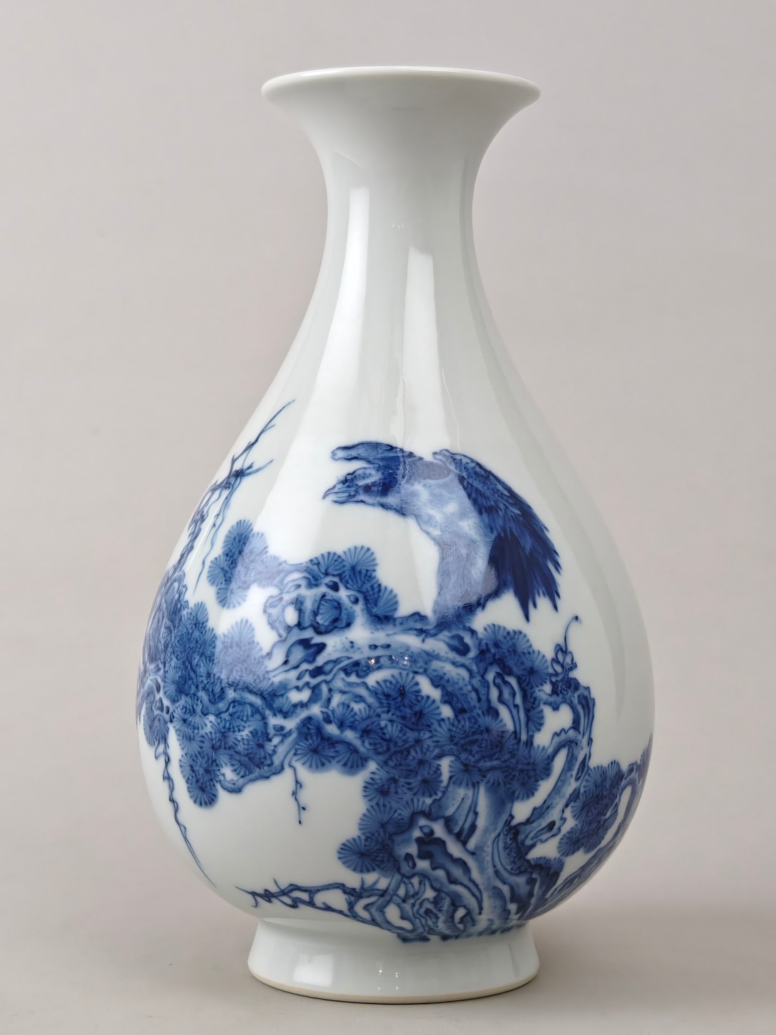 A Exquisite Blue and White Eagle Pattern Vase: A Exquisite Blue and White Eagle Pattern Vase,Republic of China,With Mark,Size:8.1inx5.1in ?????,??,??