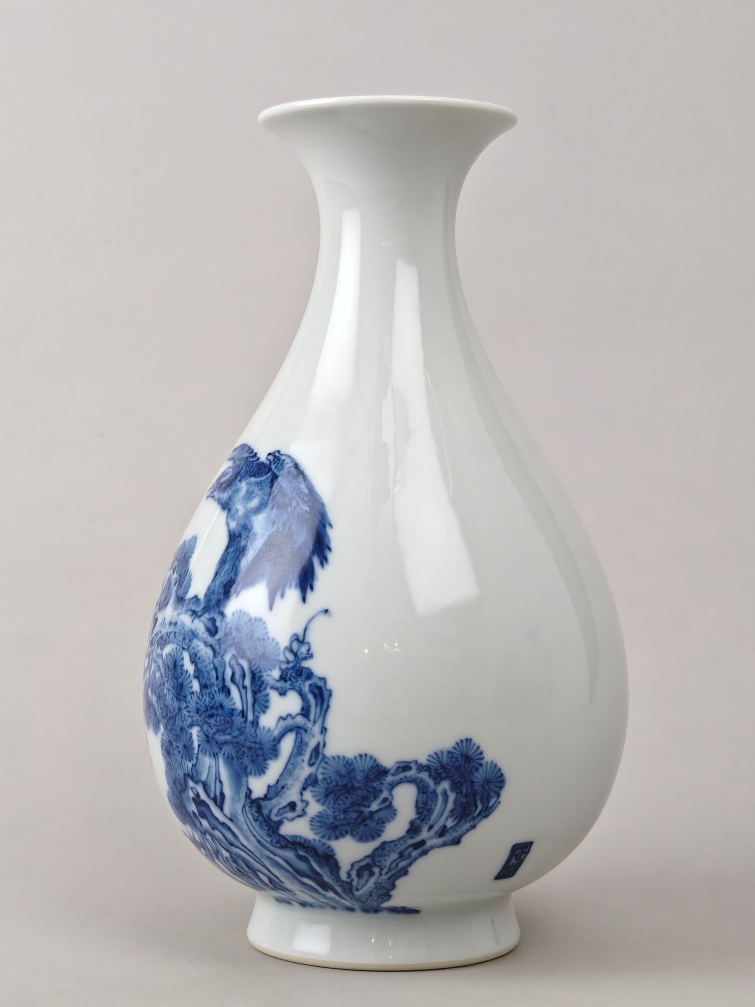 A Exquisite Blue and White Eagle Pattern Vase - 2