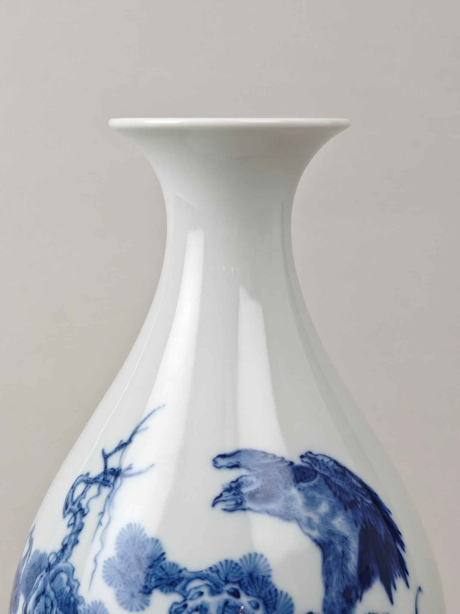 A Exquisite Blue and White Eagle Pattern Vase - 5