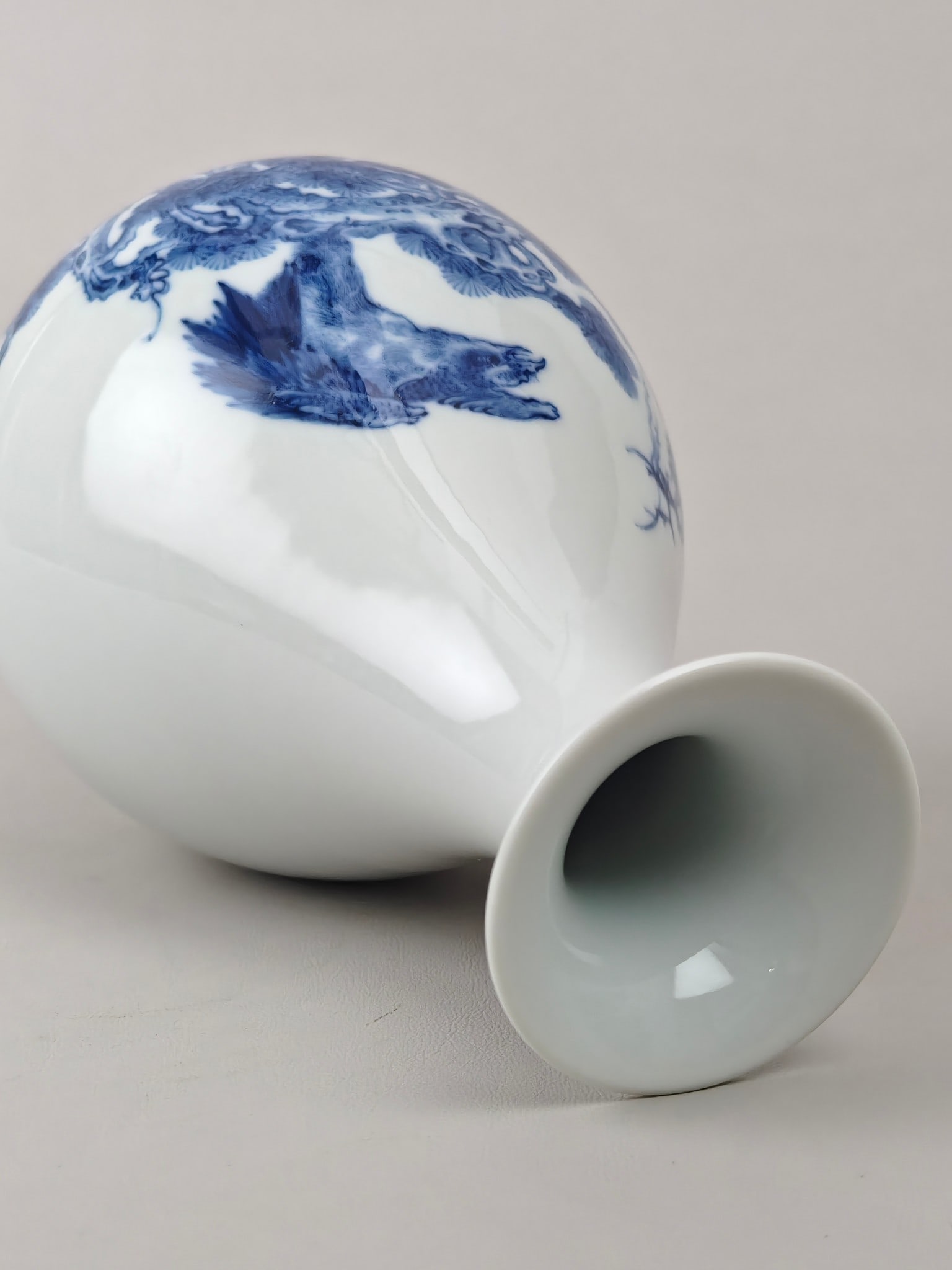 A Exquisite Blue and White Eagle Pattern Vase - 8