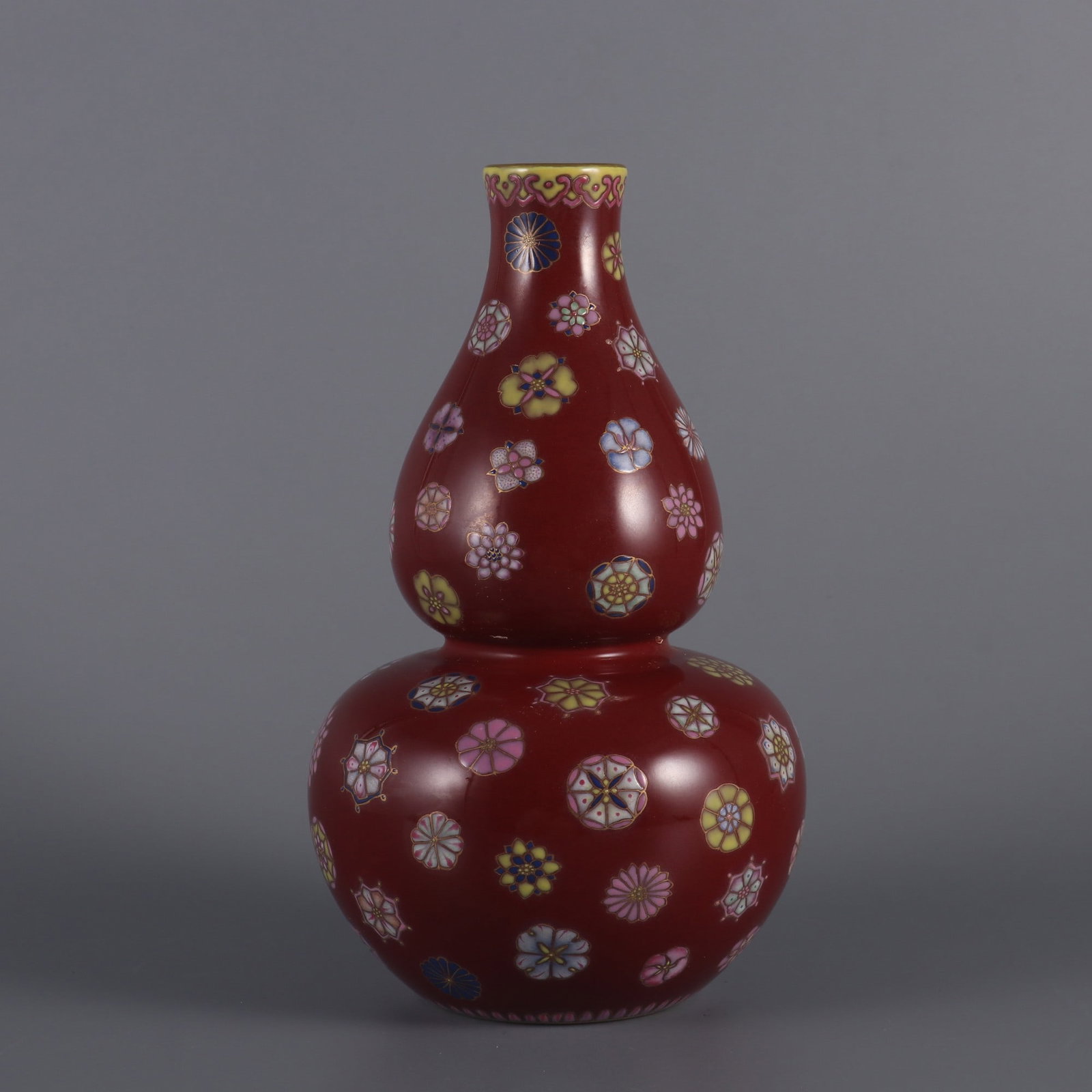 A Exquisite Ji Red Glazed Famille-Rose Painted Gold Flower Pattern Gourd Vase (1 of 9)