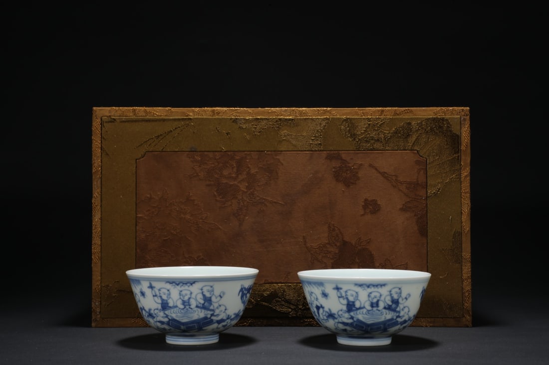 A pair of Exquisite Blue and White Figures Pattern Cup: A pair of Exquisite Blue and White Figures Pattern Cup,Ming Dynasty, China,Chenghua Six-character Mark,Size:1.8inx3.5in(Pair) 一对青花人物纹杯,中&