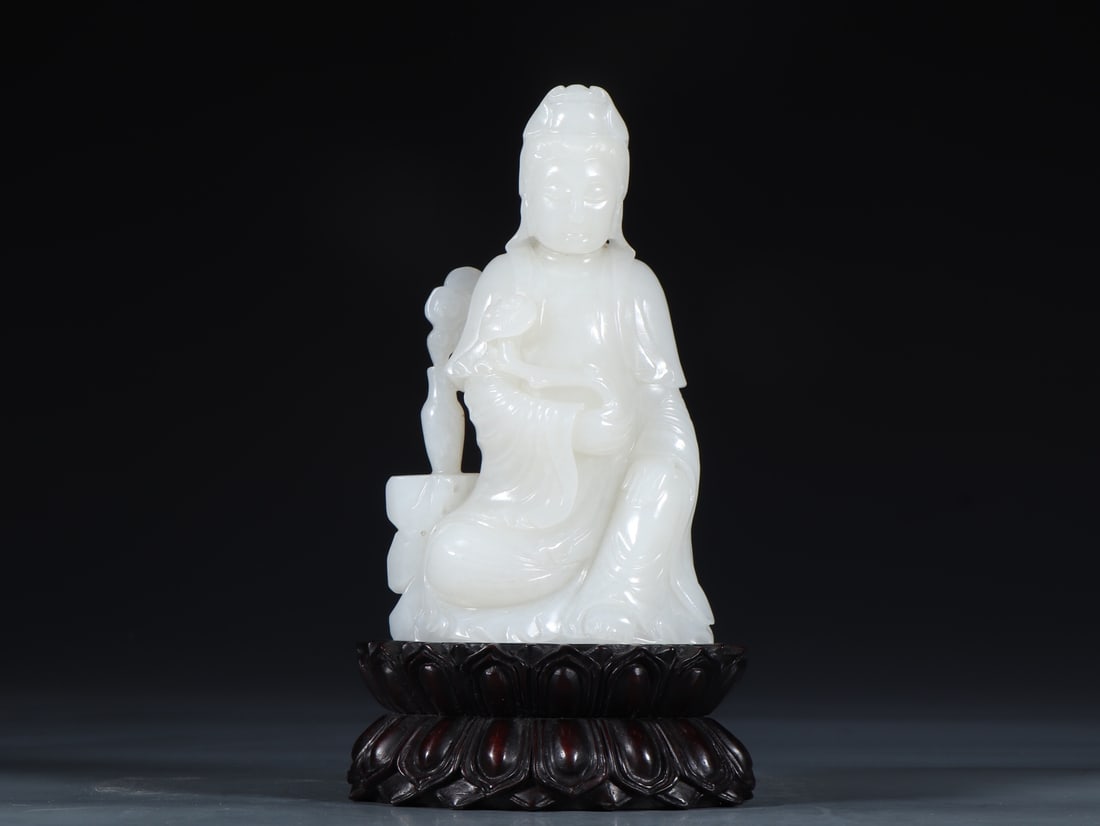 A Exquisite Hotan White Jade Avalokitesvara Ornament: A Exquisite Hotan White Jade Avalokitesvara Ornament,Qing Dynasty, China,Size:3.1inx1.6inx5.4in,Weight:474g 和田白玉观音摆件,中国清