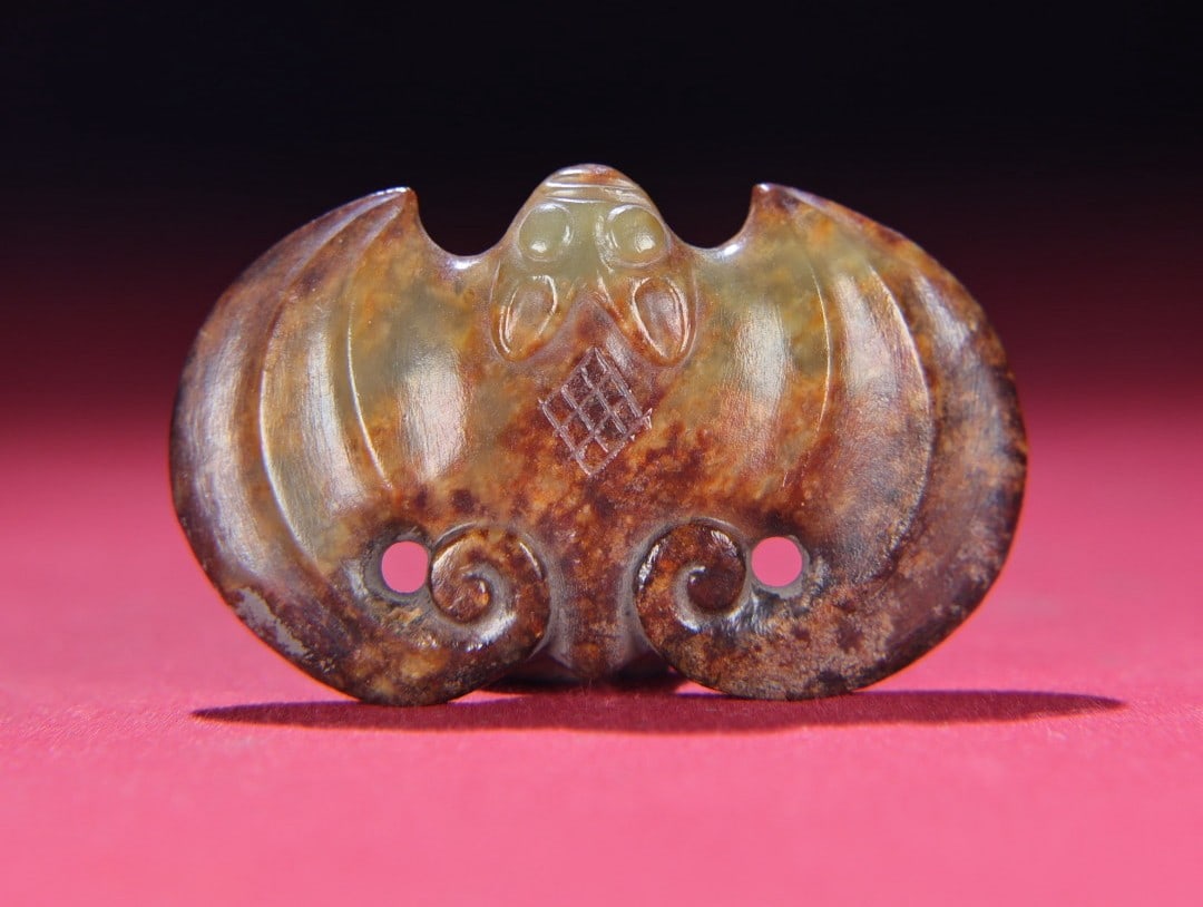 A Exquisite Gaogu Jade Bat Handheld Carving: A Exquisite Gaogu Jade Bat Handheld Carving,Han Dynasty, China,Size:2.8inx1.8inx0.5in,Weight:49g 高古玉蝙蝠手把件,中国汉代