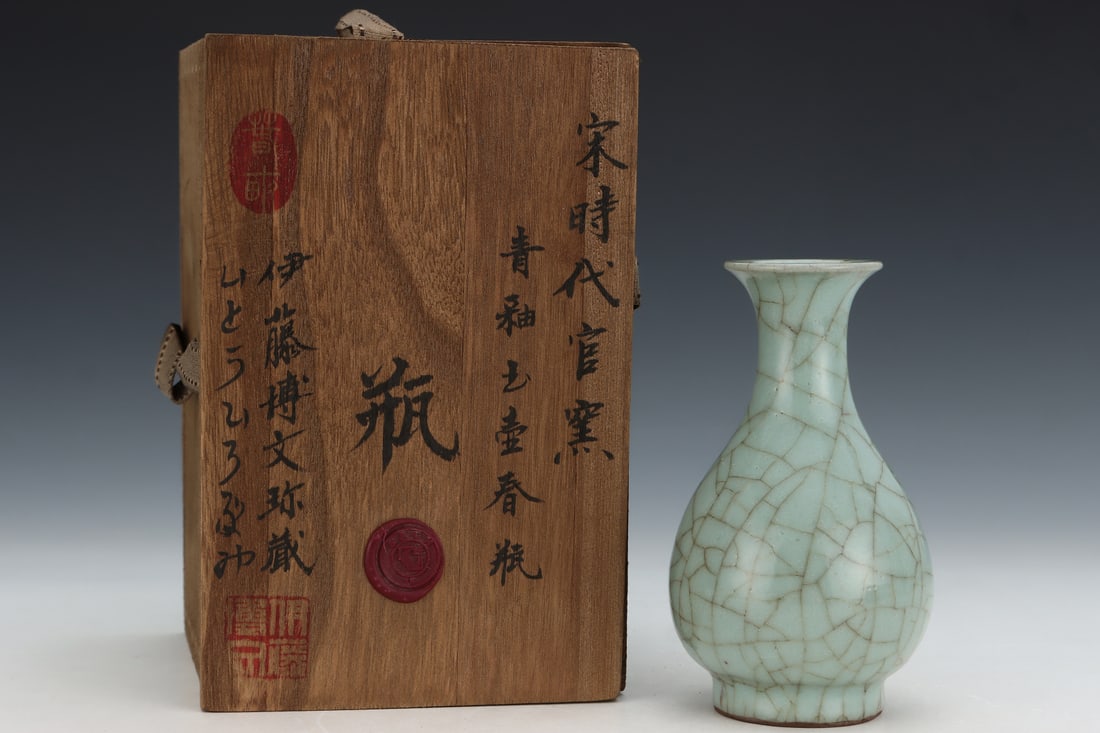 A Exquisite Guan yao Celadon Glazed Vase: A Exquisite Guan yao Celadon Glazed Vase,Song Dynasty, China,Size:5.3inx3.1in 官窑青釉瓶,中国宋代