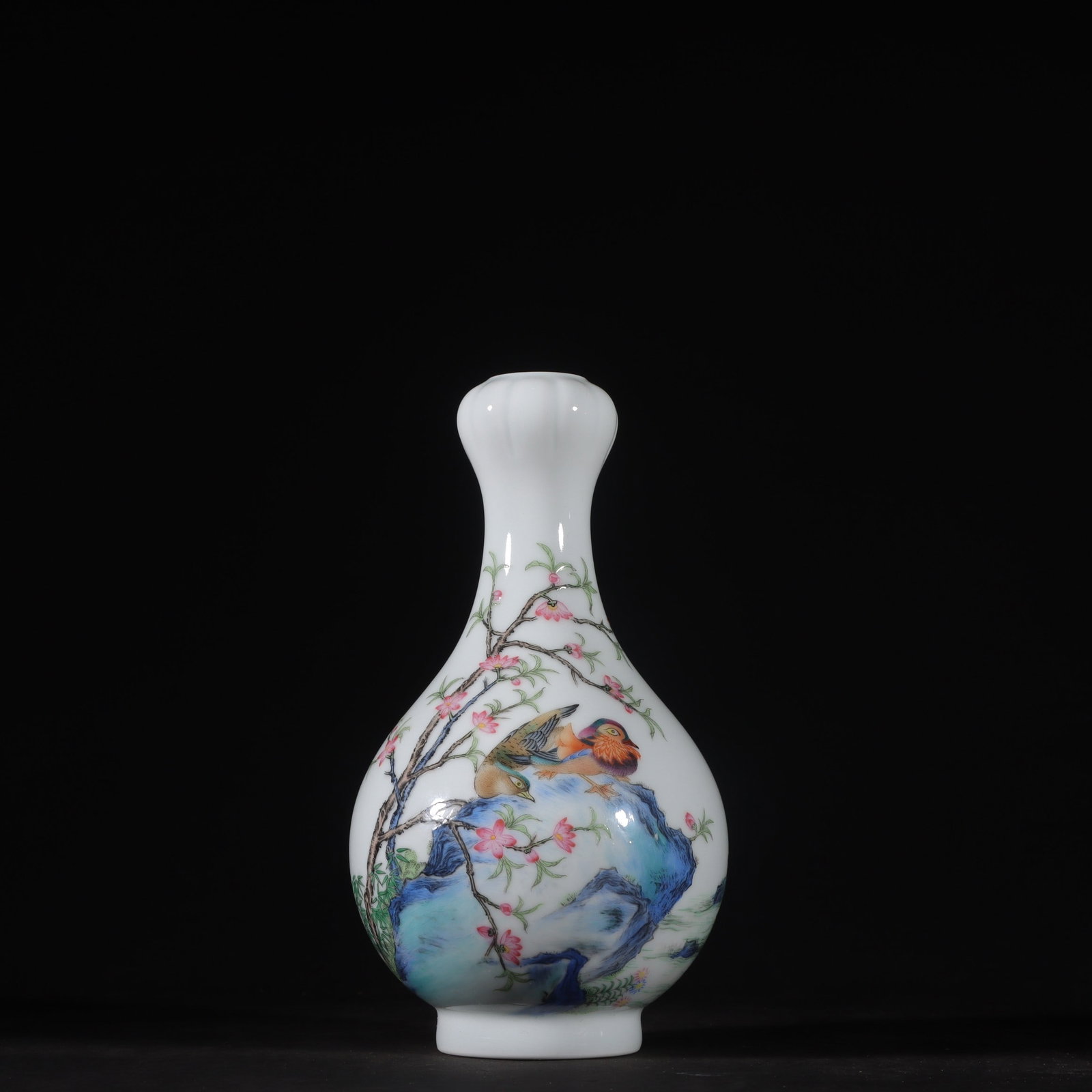 A Exquisite Enamel Flower and Bird Pattern Vase - 2
