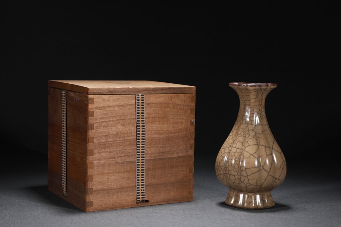 A Exquisite Ge Kiln Beige Glazed Inlaid Copper Rim Vase: A Exquisite Ge Kiln Beige Glazed Inlaid Copper Rim Vase,Song Dynasty, China,With Mark,Size:6.7inx3.5in 哥窑米黄釉镶铜扣瓶,中国宋