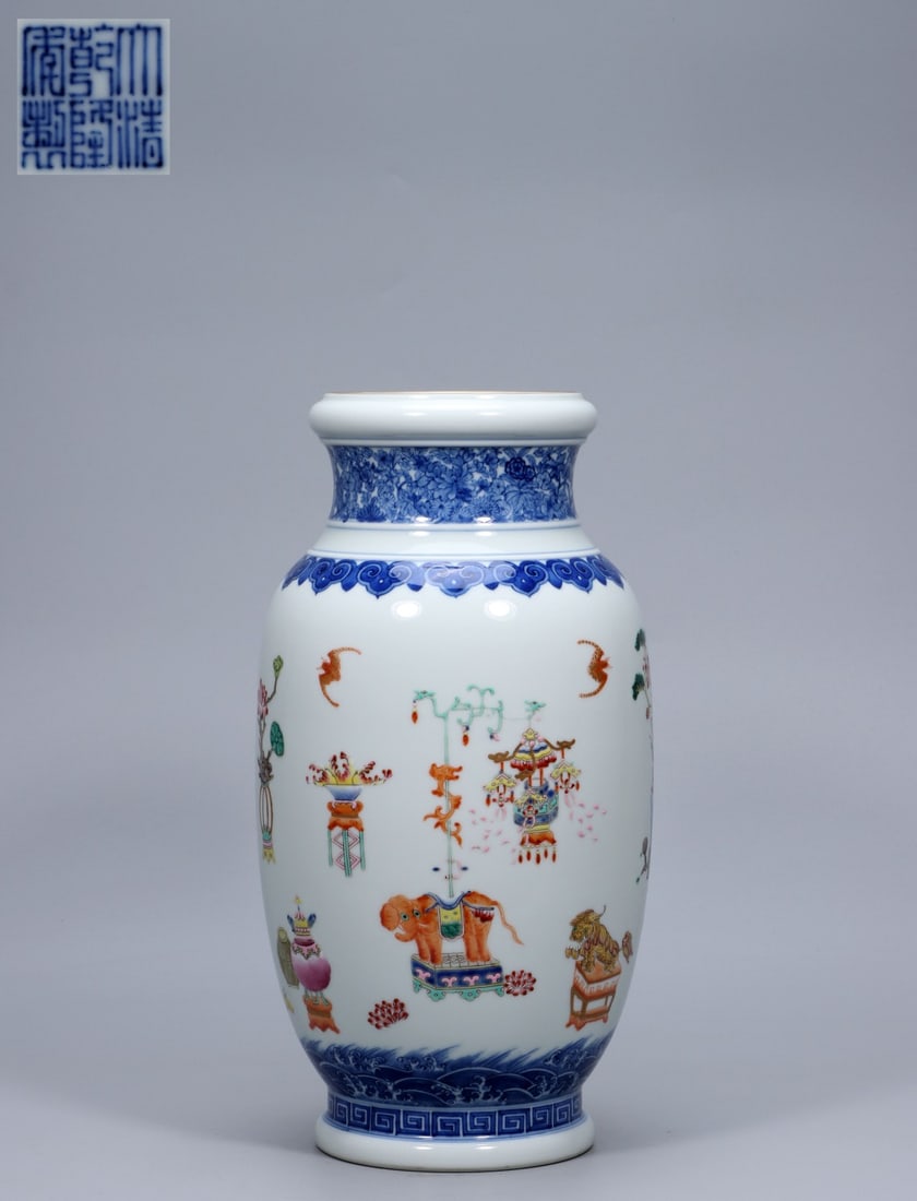 A Exquisite Famille-Rose Painted Gold Antique Motif Pattern Vase: A Exquisite Famille-Rose Painted Gold Antique Motif Pattern Vase,Qing Dynasty, China,Qianlong Six-character Mark,Size:12.9inx6.7inx4.3in ,Weight:2371g 粉彩描金博古&