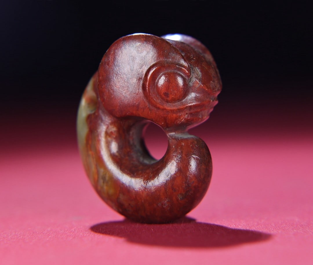 A Exquisite Gaogu Jade Pig-Dragon Handheld Carving: A Exquisite Gaogu Jade Pig-Dragon Handheld Carving,Han Dynasty, China,Size:1.6inx2inx1in,Weight:66g 高古玉猪龙手把件,中国汉代