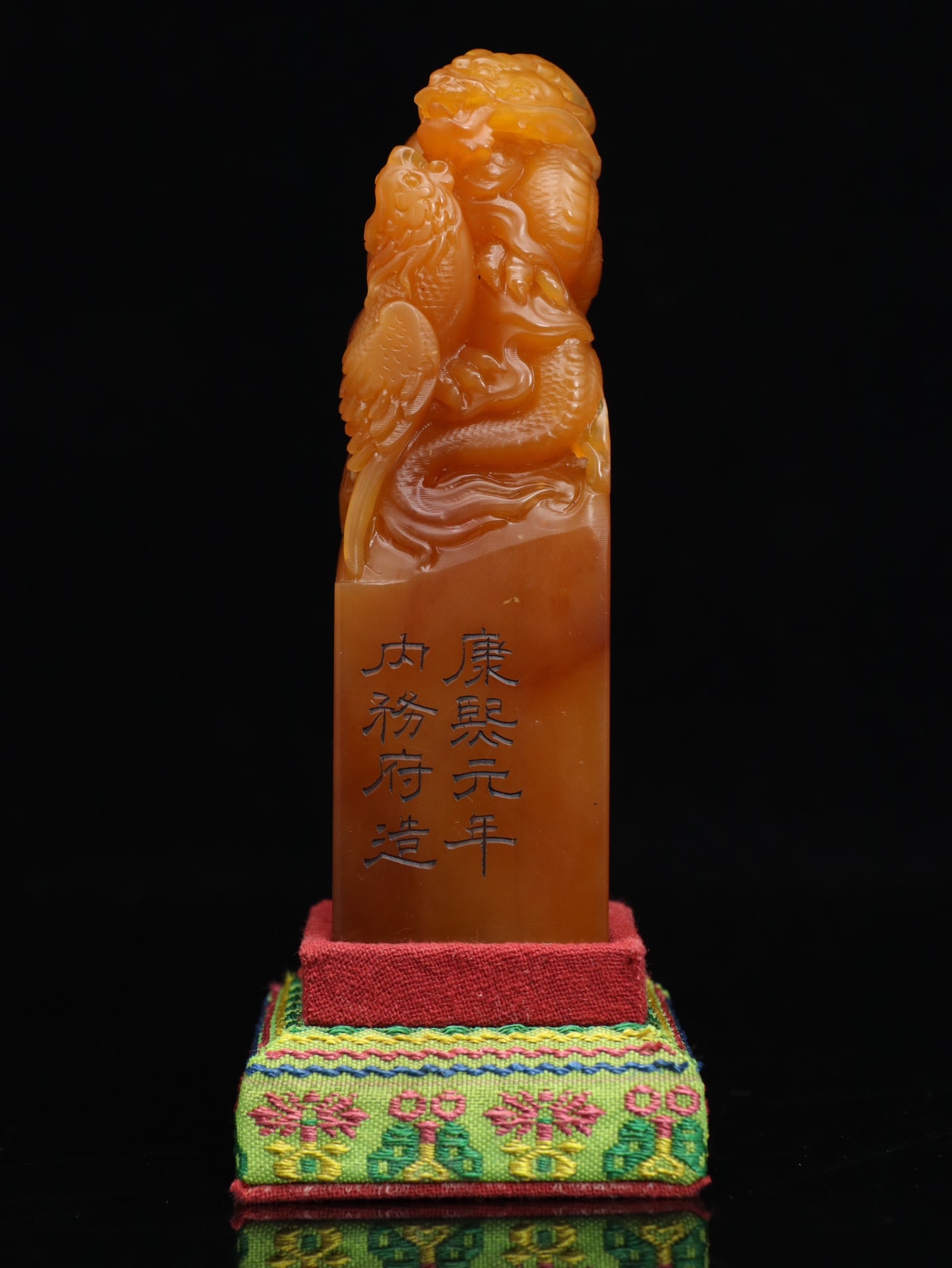 A Exquisite Tianhuang Stone Dragon Seal: A Exquisite Tianhuang Stone Dragon Seal,Qing Dynasty, China,With Mark,Size:4.2inx1.2inx1.2in,Weight:207g 田黄石龙印章,中国清代,带Ē