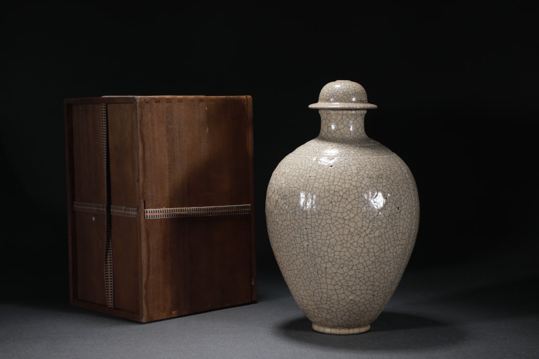 A Exquisite Ge Kiln Beige Glazed Jar: A Exquisite Ge Kiln Beige Glazed Jar,Song Dynasty, China,Size:12.2inx6.7in 哥窑米黄釉罐,中国宋代