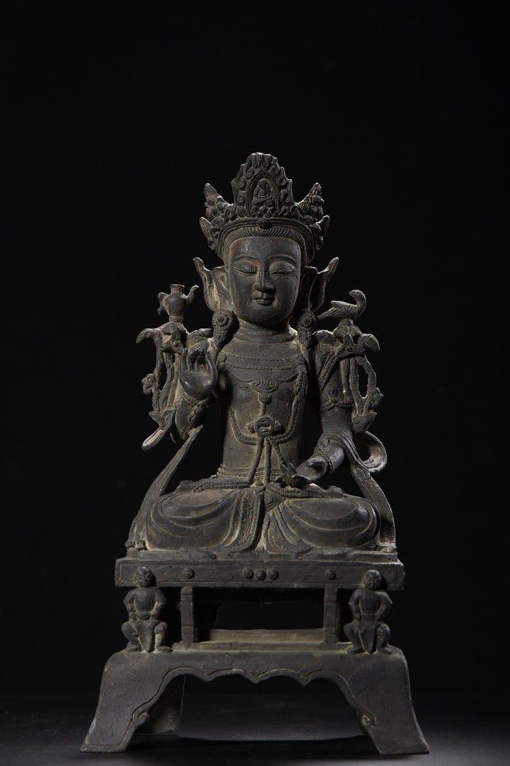 A Exquisite Coppery Statue of Avalokitesvara Ornament: A Exquisite Coppery Statue of Avalokitesvara Ornament,Ming Dynasty, China,Size:13inx7.5inx5.1in,Weight:4300g 紫铜观音摆件,中国明代