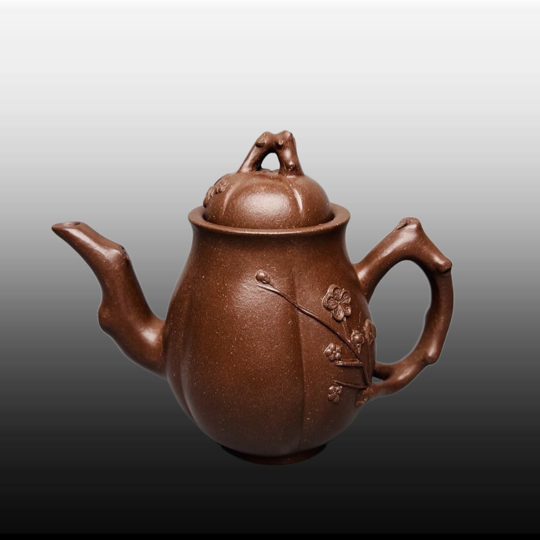 A Exquisite Purple Sands Flower Pattern Teapot: A Exquisite Purple Sands Flower Pattern Teapot,Republic of China,With Mark,Size:3.9inx4.3in 紫砂花卉纹壶,民国,带款
