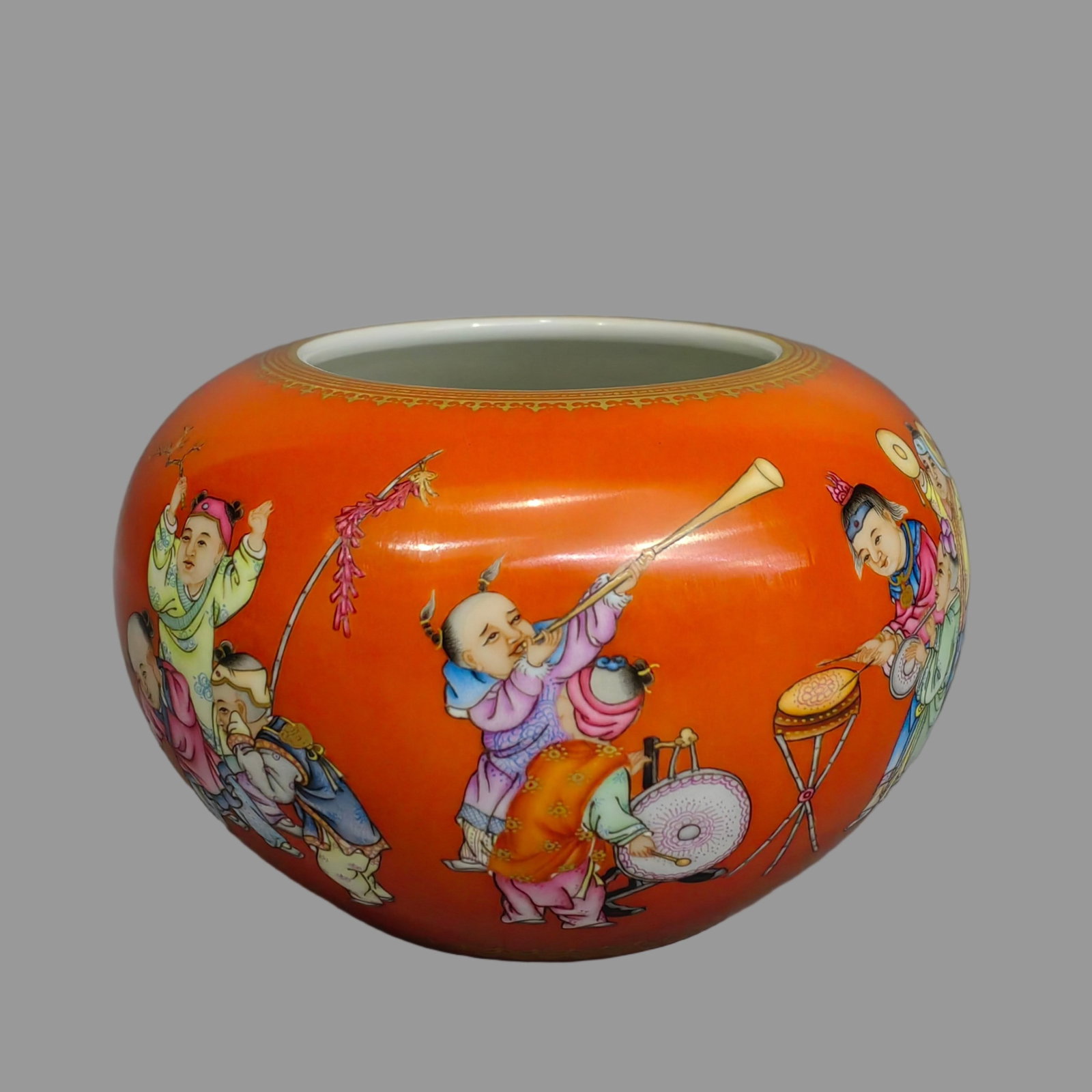 A Exquisite Iron-Red Famille-Rose Figures Pattern Brush Washer: A Exquisite Iron-Red Famille-Rose Figures Pattern Brush Washer,Qing Dynasty, China,Yongzheng Six-character Mark,Size:3.5inx2.8inx4.9in 矾红粉彩人物纹水&