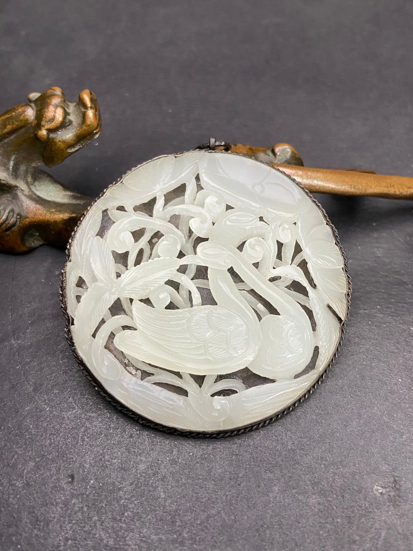 A Exquisite Silver Inlaid Hotan Jade Duck Pattern Pendant: A Exquisite Silver Inlaid Hotan Jade Duck Pattern Pendant,Qing Dynasty, China,Size:2.3inx0.3in ,Weight:28g 银镶嵌和田玉鸭纹吊坠,中