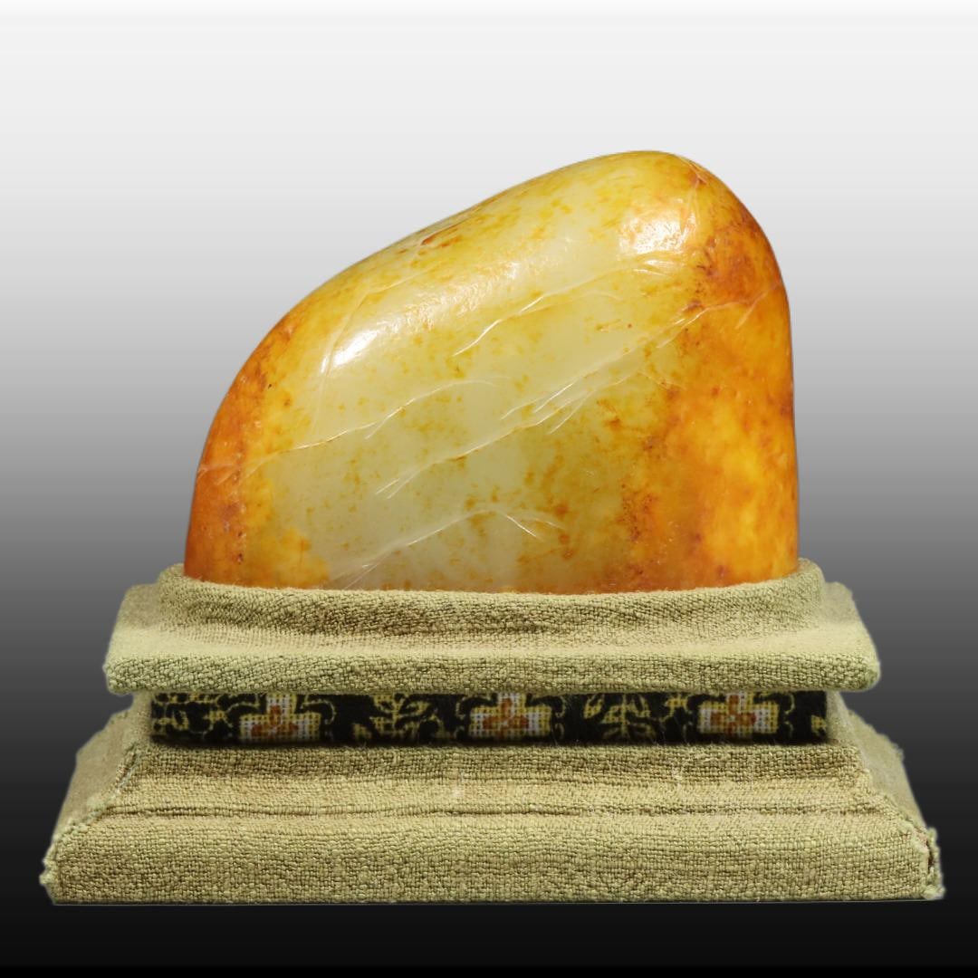 A Exquisite Hotan Jade Rough Stone Poem Seal: A Exquisite Hotan Jade Rough Stone Poem Seal,Qing Dynasty, China,Size:2.8inx1.7inx1.9in,Weight:280g 和田玉原石诗文印章,中国清