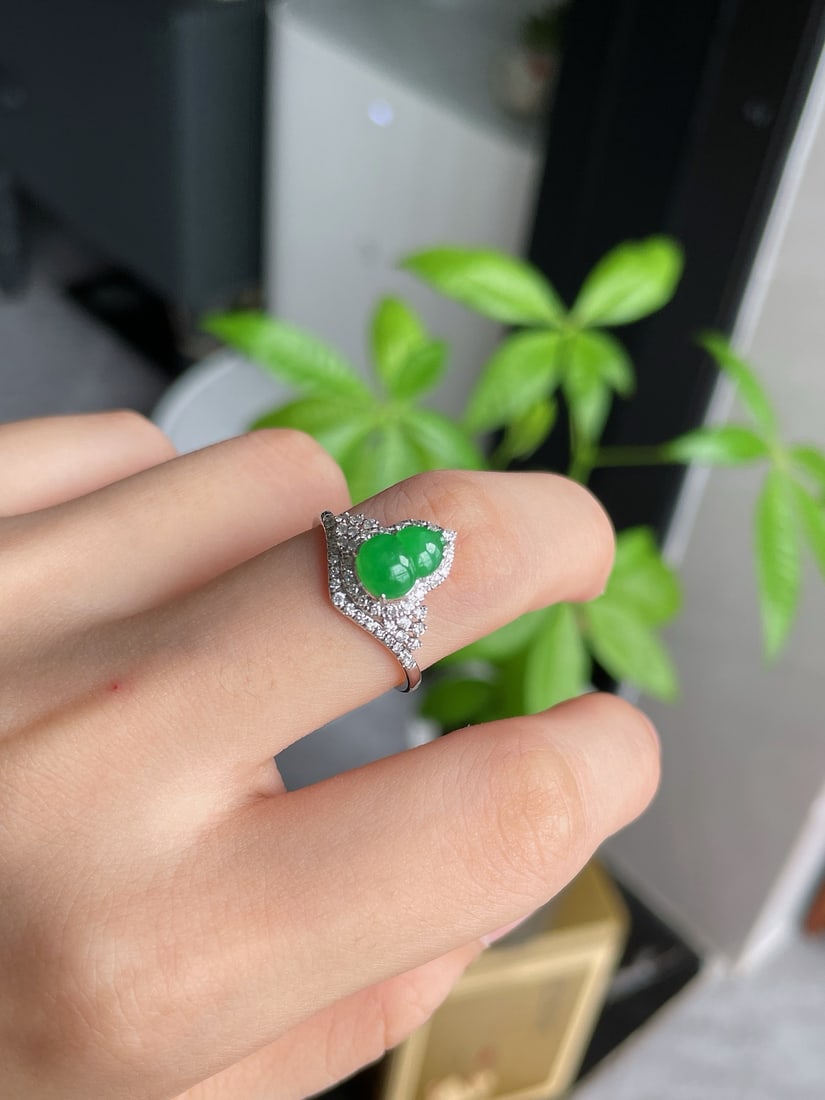 A Exquisite Diamond Inlaid Jadeite Gourd Ring: A Exquisite Diamond Inlaid Jadeite Gourd Ring,Size:0.3inx0.2inx0.1in 钻石镶冰种阳绿葫芦戒指