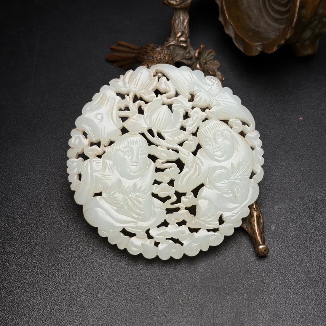 A Exquisite Hotan Jade Figures Pattern Round Pendant: A Exquisite Hotan Jade Figures Pattern Round Pendant,Qing Dynasty, China,Size:2.2inx0.2in, Weight:32g 和田玉人物纹圆佩,中国清代