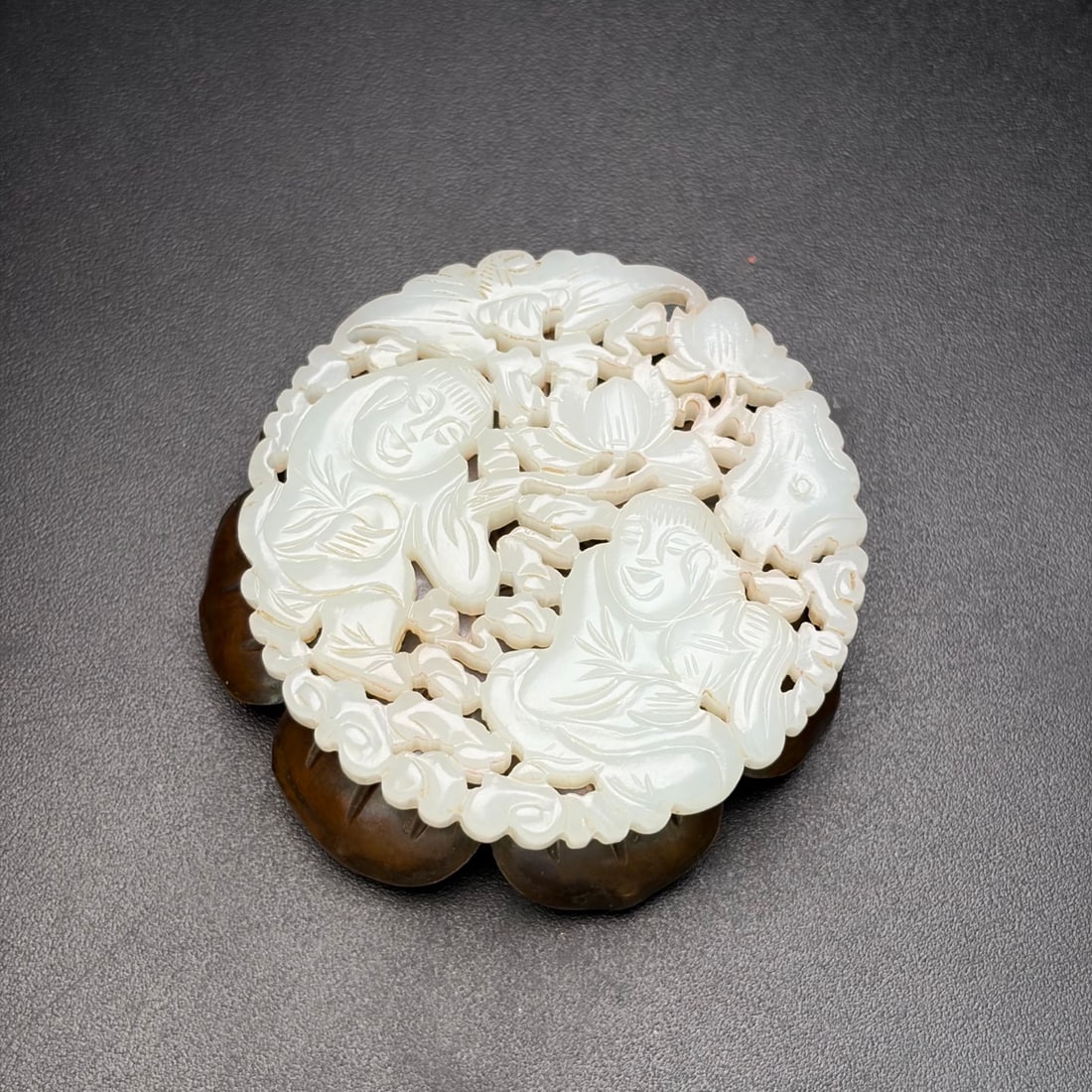 A Exquisite Hotan Jade Figures Pattern Round Pendant - 7