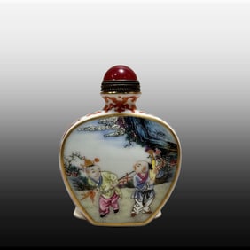 A Exquisite Famille-Rose Figures Pattern Snuff Bottle