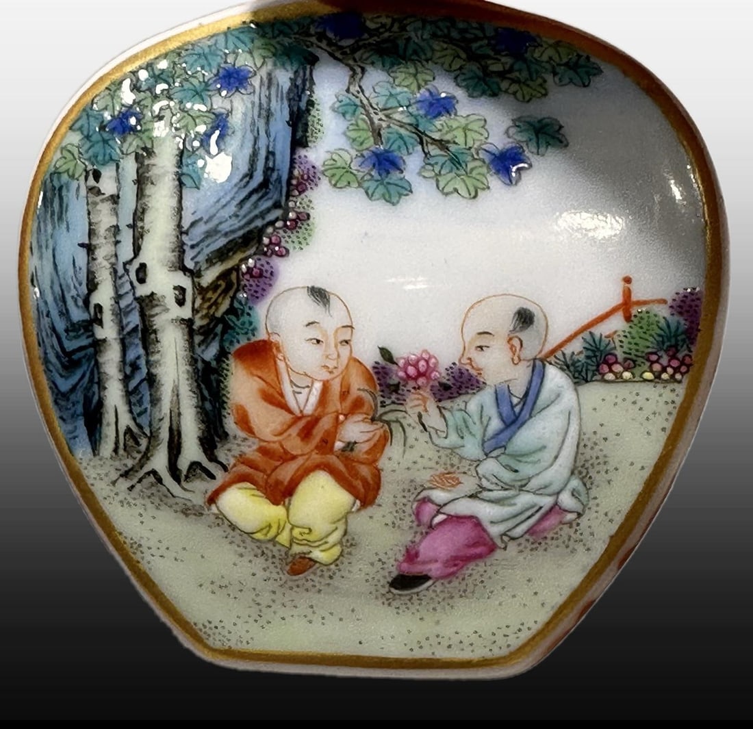 A Exquisite Famille-Rose Figures Pattern Snuff Bottle - 7