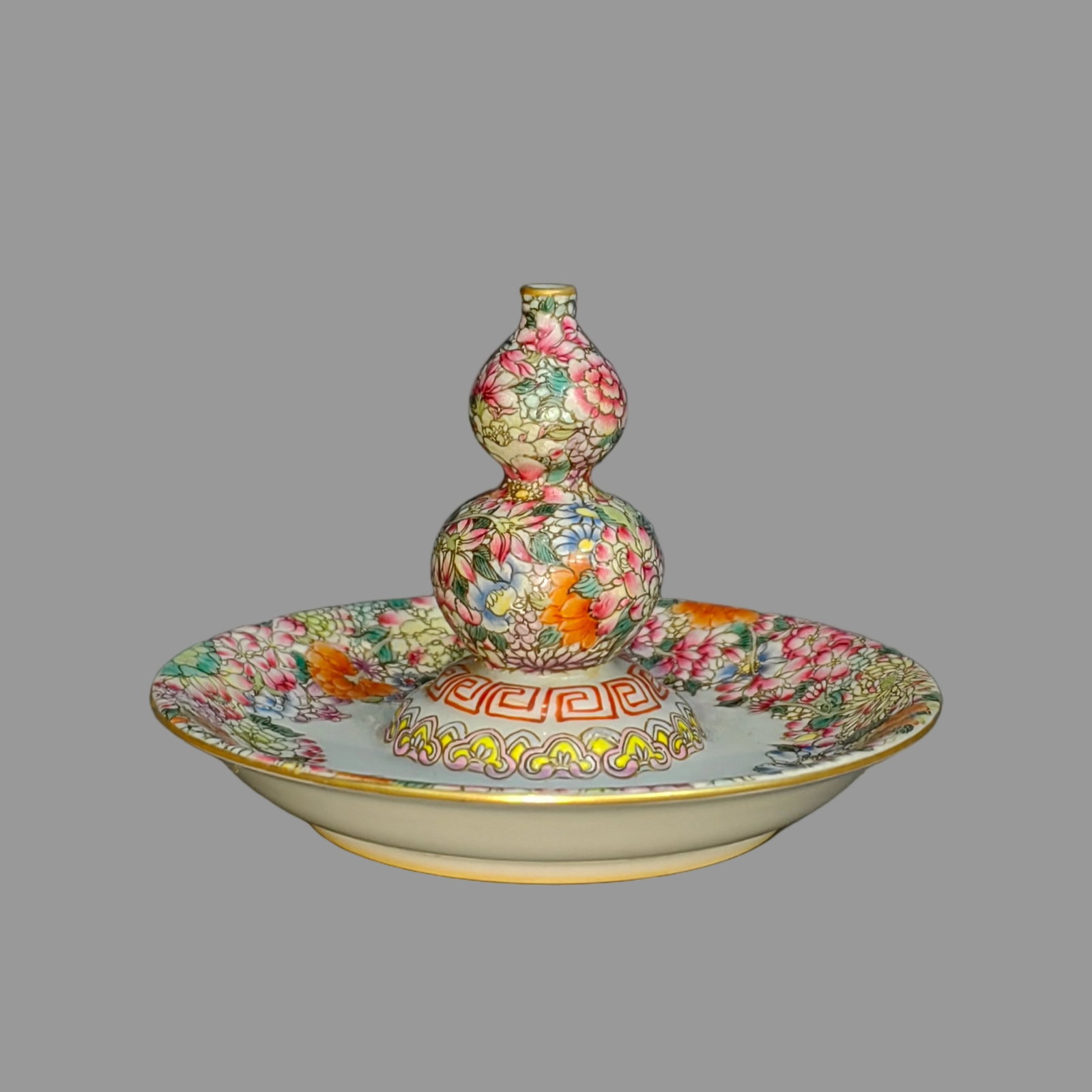 A Exquisite Famille-Rose Flower Pattern Incense Holder: A Exquisite Famille-Rose Flower Pattern Incense Holder,Qing Dynasty, China,Yongzheng Six-character Mark,Size:3.1inx4.1in
