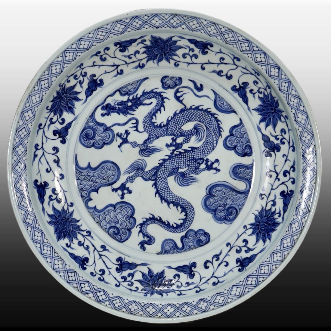 A Exquisite Blue and White Dragon Pattern Plate (1 of 8)