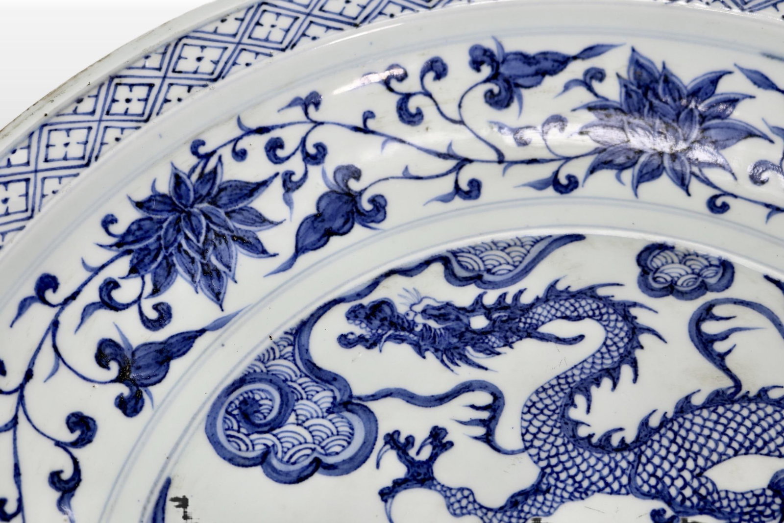 A Exquisite Blue and White Dragon Pattern Plate - 7