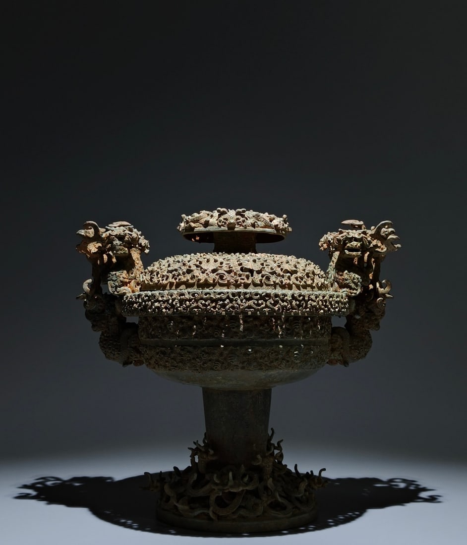 A Exquisite Bronze Dragon Pattern Jar: A Exquisite Bronze Dragon Pattern Jar,Han Dynasty, China,Size:11.8inx12.6inx9.8in 青铜龙纹罐,中国汉代