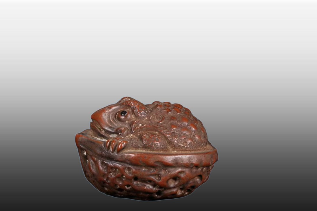 A Exquisite Walnut Golden Toad Tea Pet: A Exquisite Walnut Golden Toad Tea Pet,Qing Dynasty, China,Size:3.5inx3inx2.2in 核桃金蟾茶宠,中国清代