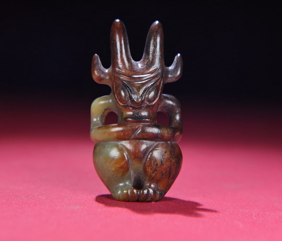 A Exquisite Gaogu Jade Auspicious Beast Handheld Carving: A Exquisite Gaogu Jade Auspicious Beast Handheld Carving,Han Dynasty, China,Size:1.5inx2.8inx0.8in,Weight:71g